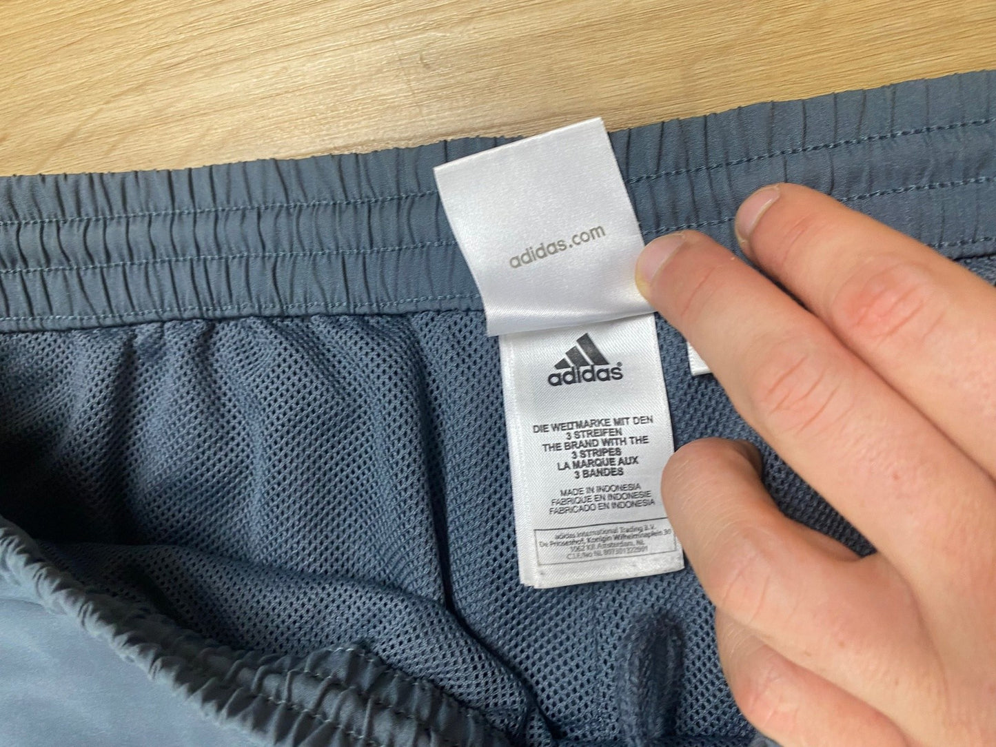 Vintage Adidas Jogginghose Grau XL - Bequeme und Funktionale Jogginghose Vintage Klamotten, Secondhand Klamotten, Retro Mode, Nachhaltige Mode, Einzigartige Stücke, Zeitlose Mode, Umweltfreundliche Kleidung, Stilvolle Secondhand Mode, Hochwertige Vintage Kleidung