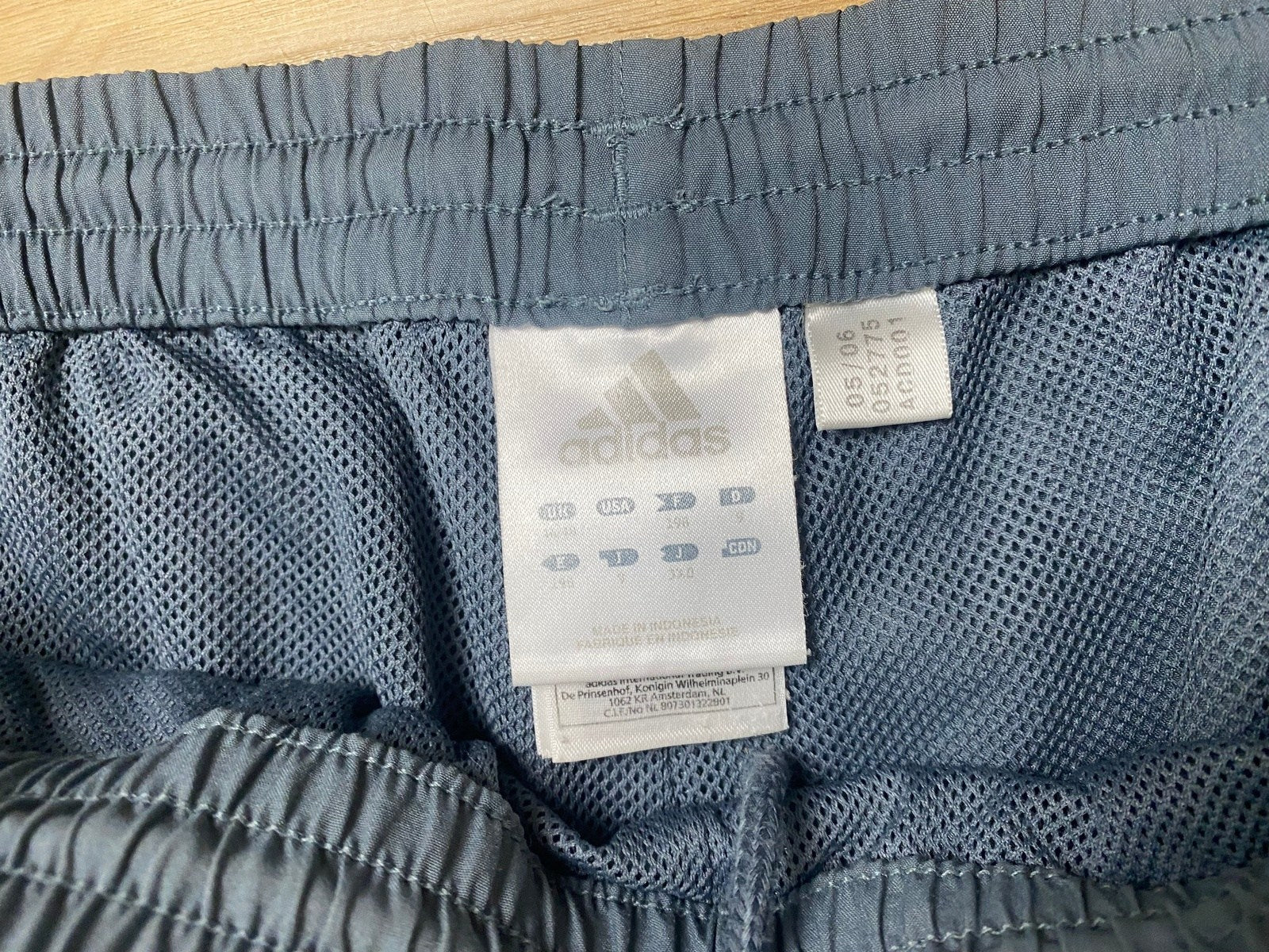 Vintage Adidas Jogginghose Grau XL - Bequeme und Funktionale Jogginghose Vintage Klamotten, Secondhand Klamotten, Retro Mode, Nachhaltige Mode, Einzigartige Stücke, Zeitlose Mode, Umweltfreundliche Kleidung, Stilvolle Secondhand Mode, Hochwertige Vintage Kleidung