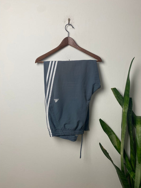 Vintage Adidas Jogginghose Grau XL - Bequeme und Funktionale Jogginghose Vintage Klamotten, Secondhand Klamotten, Retro Mode, Nachhaltige Mode, Einzigartige Stücke, Zeitlose Mode, Umweltfreundliche Kleidung, Stilvolle Secondhand Mode, Hochwertige Vintage Kleidung