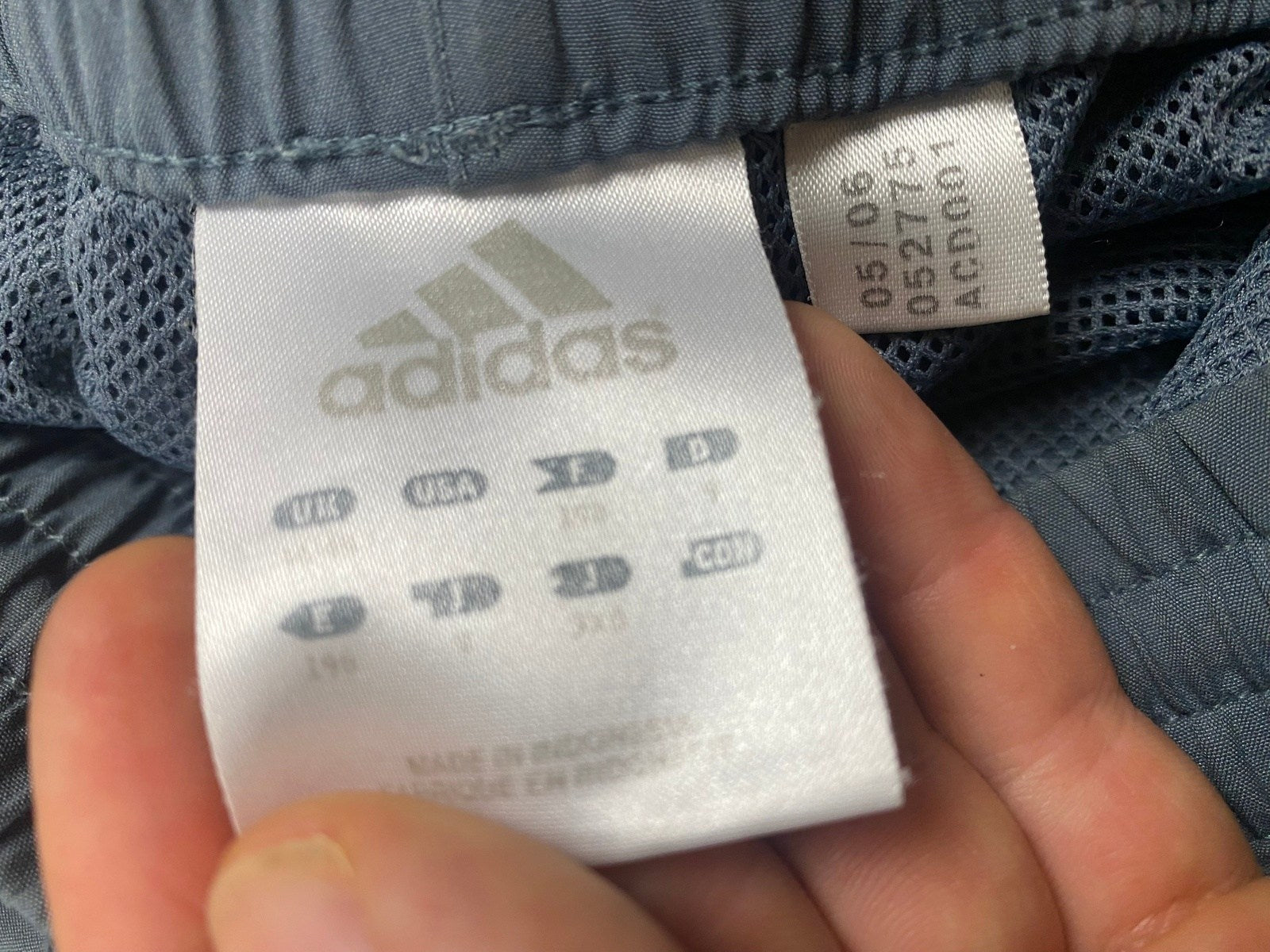 Vintage Adidas Jogginghose Grau XL - Bequeme und Funktionale Jogginghose Vintage Klamotten, Secondhand Klamotten, Retro Mode, Nachhaltige Mode, Einzigartige Stücke, Zeitlose Mode, Umweltfreundliche Kleidung, Stilvolle Secondhand Mode, Hochwertige Vintage Kleidung