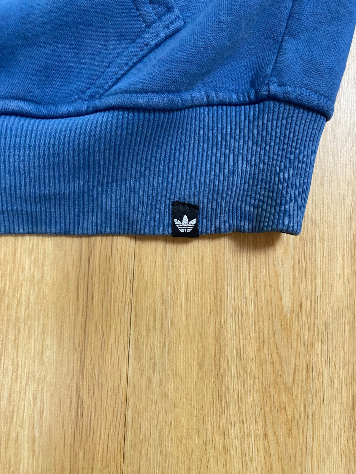 Vintage Adidas Kapuzenjacke Blau S - Stylische und Bequeme Jacke Vintage Klamotten, Secondhand Klamotten, Retro Mode, Nachhaltige Mode, Einzigartige Stücke, Zeitlose Mode, Umweltfreundliche Kleidung, Stilvolle Secondhand Mode, Hochwertige Vintage Kleidung
