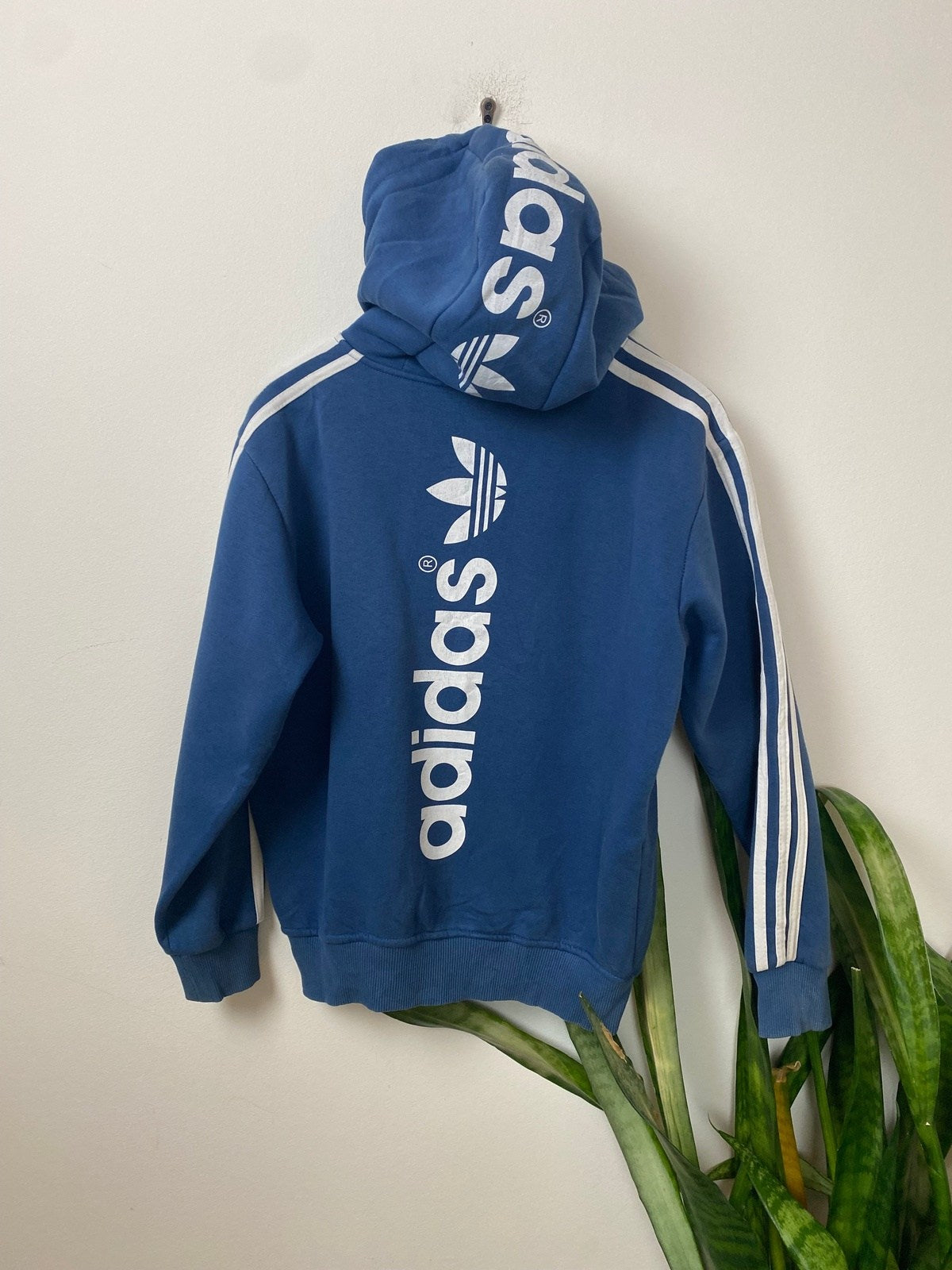 Vintage Adidas Kapuzenjacke Blau S - Stylische und Bequeme Jacke Vintage Klamotten, Secondhand Klamotten, Retro Mode, Nachhaltige Mode, Einzigartige Stücke, Zeitlose Mode, Umweltfreundliche Kleidung, Stilvolle Secondhand Mode, Hochwertige Vintage Kleidung