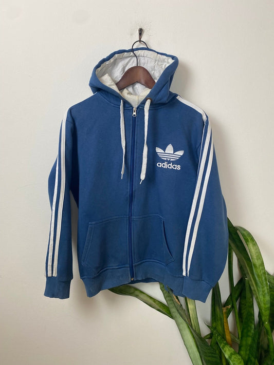 Vintage Adidas Kapuzenjacke Blau S - Stylische und Bequeme Jacke Vintage Klamotten, Secondhand Klamotten, Retro Mode, Nachhaltige Mode, Einzigartige Stücke, Zeitlose Mode, Umweltfreundliche Kleidung, Stilvolle Secondhand Mode, Hochwertige Vintage Kleidung
