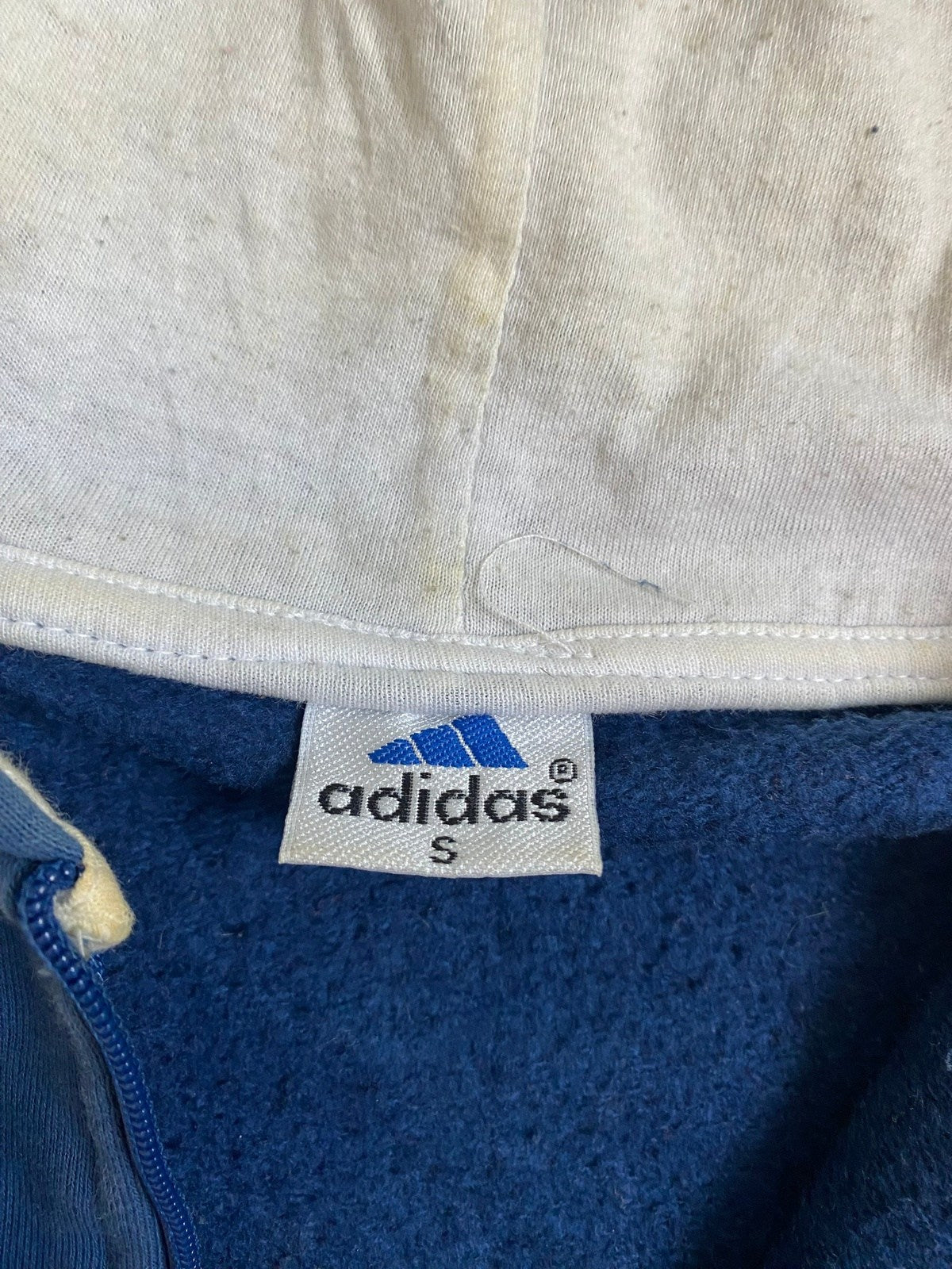 Vintage Adidas Kapuzenjacke Blau S - Stylische und Bequeme Jacke Vintage Klamotten, Secondhand Klamotten, Retro Mode, Nachhaltige Mode, Einzigartige Stücke, Zeitlose Mode, Umweltfreundliche Kleidung, Stilvolle Secondhand Mode, Hochwertige Vintage Kleidung