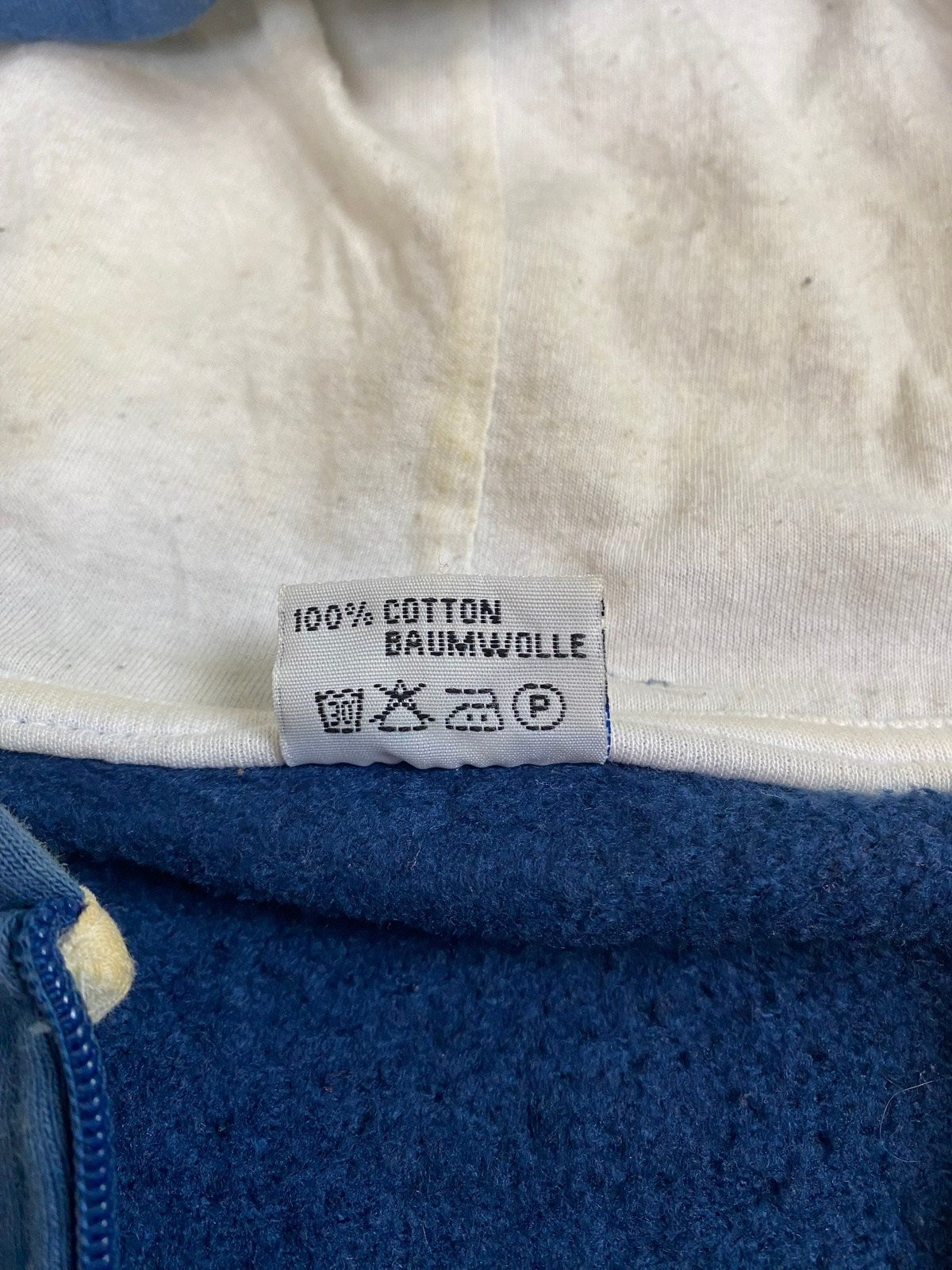 Vintage Adidas Kapuzenjacke Blau S - Stylische und Bequeme Jacke Vintage Klamotten, Secondhand Klamotten, Retro Mode, Nachhaltige Mode, Einzigartige Stücke, Zeitlose Mode, Umweltfreundliche Kleidung, Stilvolle Secondhand Mode, Hochwertige Vintage Kleidung
