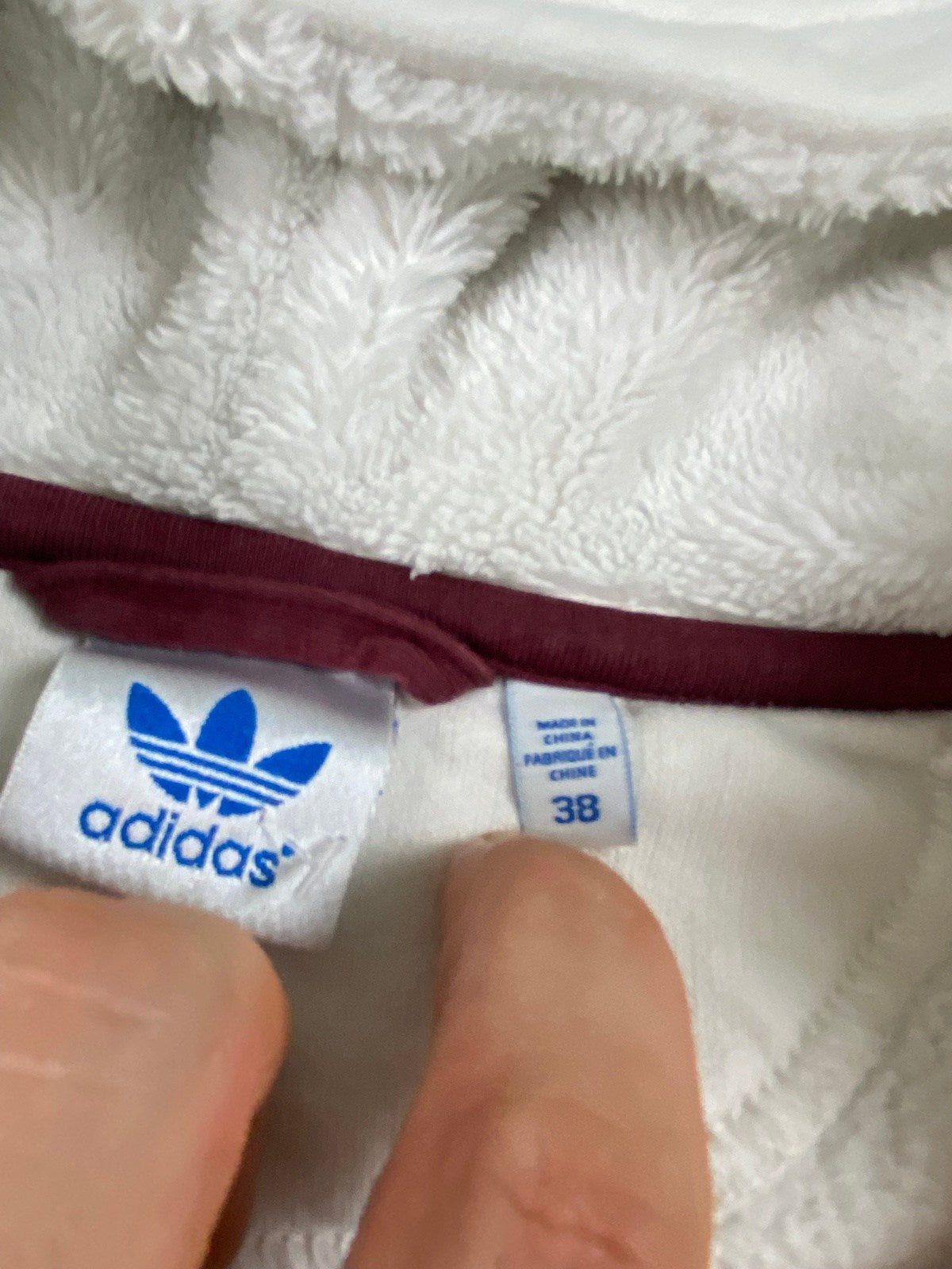 Vintage Adidas Kapuzenjacke Weiß S - Stylische und Bequeme Jacke Vintage Klamotten, Secondhand Klamotten, Retro Mode, Nachhaltige Mode, Einzigartige Stücke, Zeitlose Mode, Umweltfreundliche Kleidung, Stilvolle Secondhand Mode, Hochwertige Vintage Kleidung