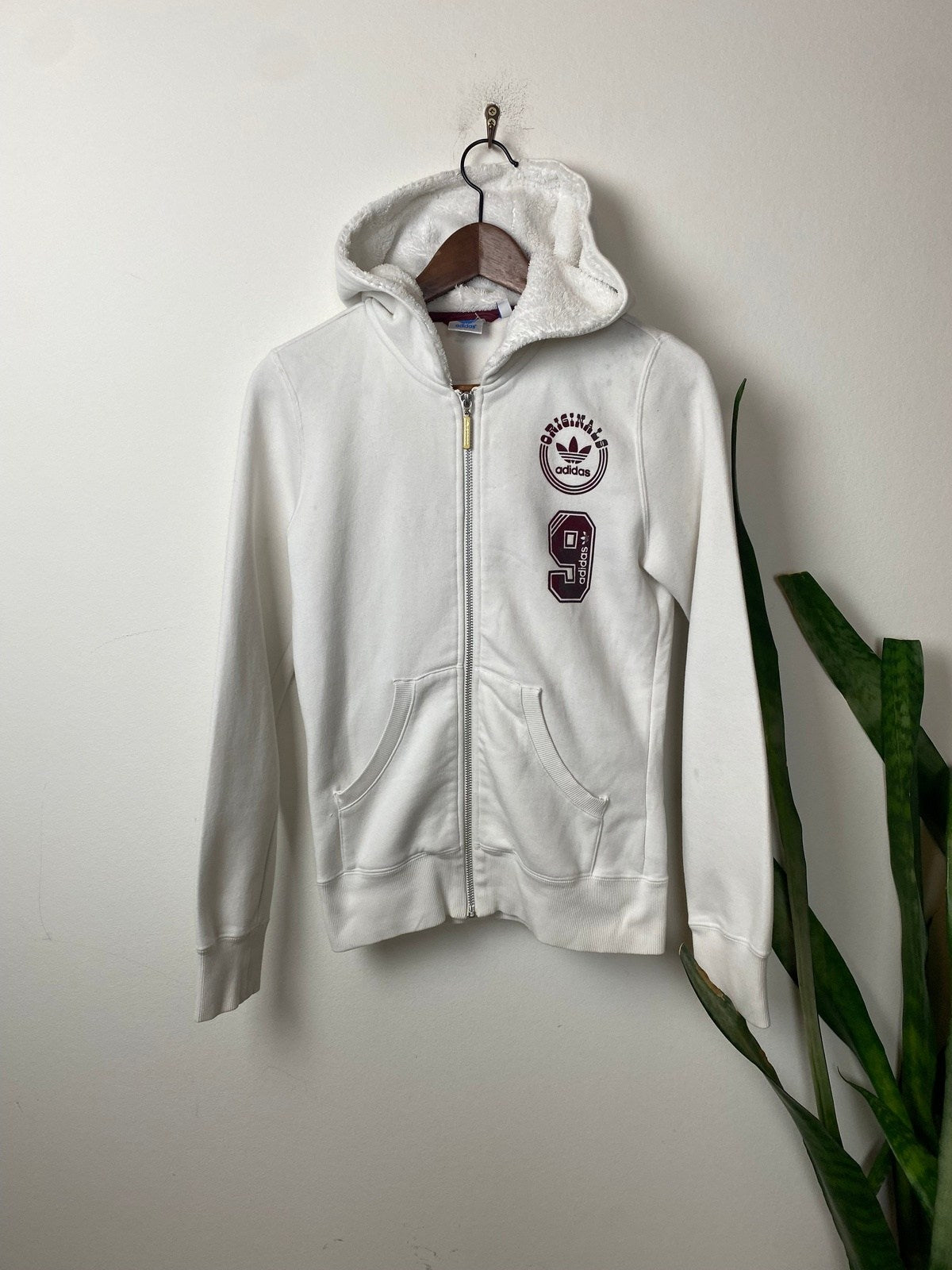 Vintage Adidas Kapuzenjacke Weiß S - Stylische und Bequeme Jacke Vintage Klamotten, Secondhand Klamotten, Retro Mode, Nachhaltige Mode, Einzigartige Stücke, Zeitlose Mode, Umweltfreundliche Kleidung, Stilvolle Secondhand Mode, Hochwertige Vintage Kleidung