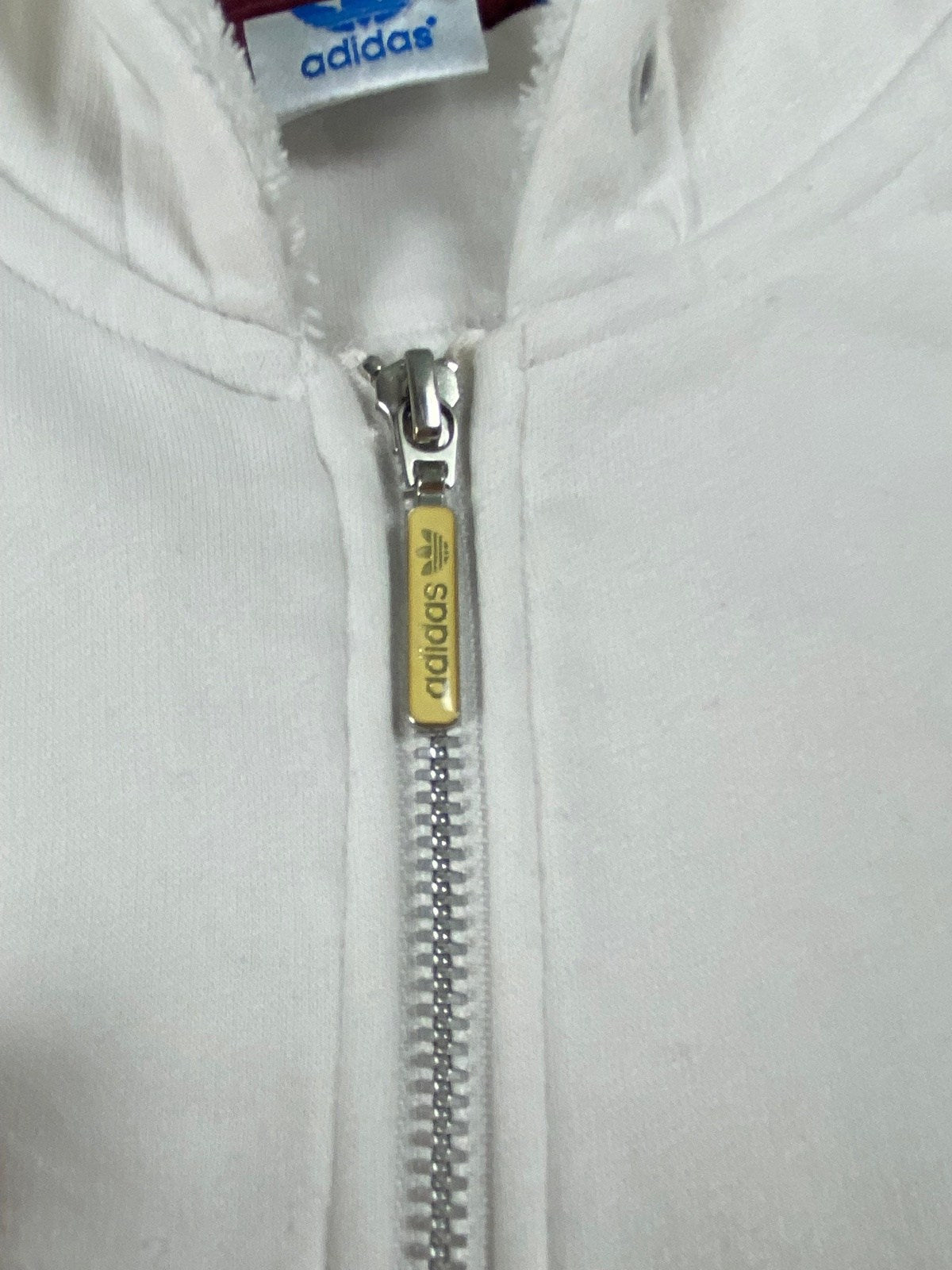 Vintage Adidas Kapuzenjacke Weiß S - Stylische und Bequeme Jacke Vintage Klamotten, Secondhand Klamotten, Retro Mode, Nachhaltige Mode, Einzigartige Stücke, Zeitlose Mode, Umweltfreundliche Kleidung, Stilvolle Secondhand Mode, Hochwertige Vintage Kleidung