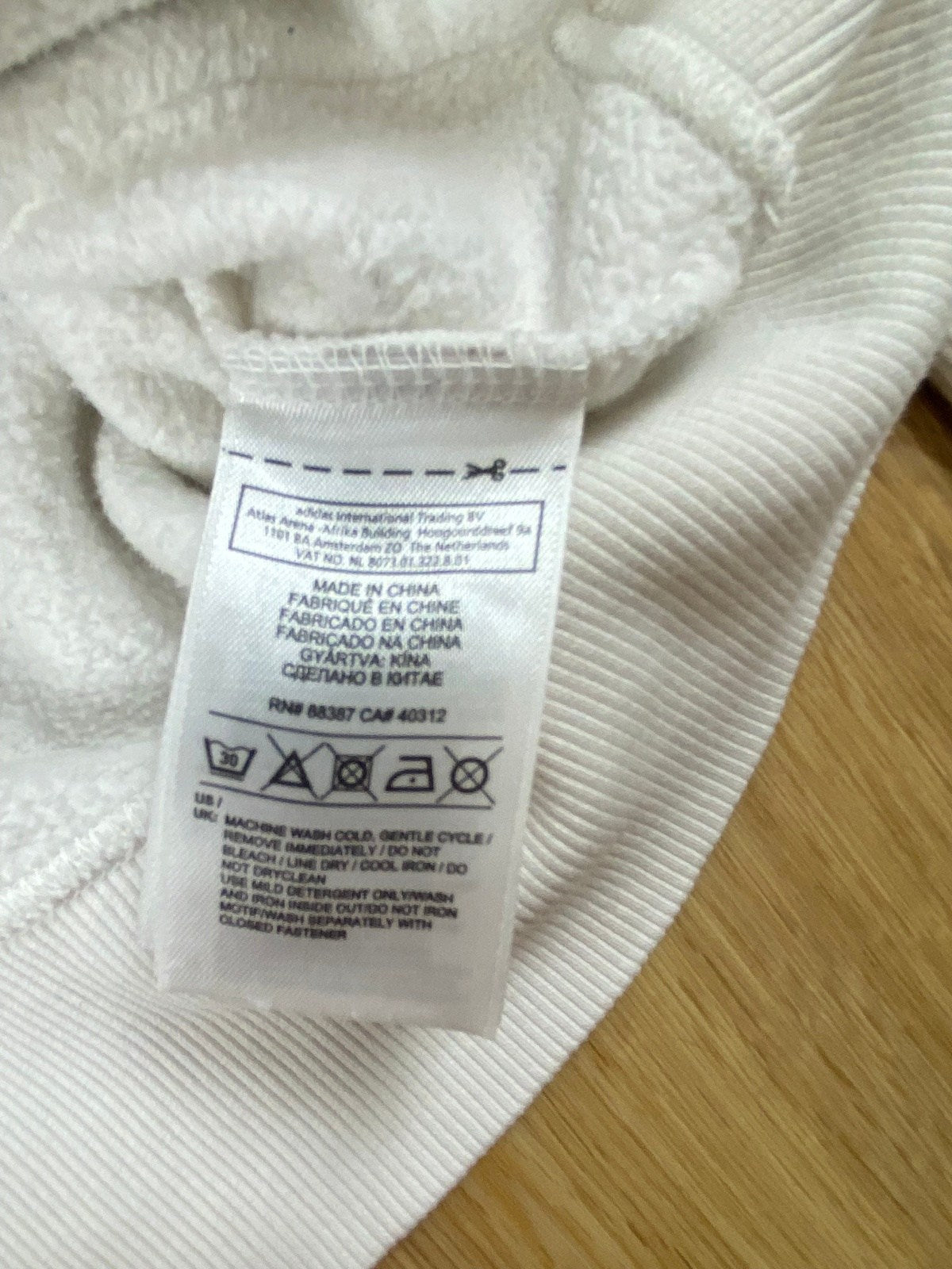 Vintage Adidas Kapuzenjacke Weiß S - Stylische und Bequeme Jacke Vintage Klamotten, Secondhand Klamotten, Retro Mode, Nachhaltige Mode, Einzigartige Stücke, Zeitlose Mode, Umweltfreundliche Kleidung, Stilvolle Secondhand Mode, Hochwertige Vintage Kleidung