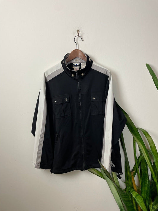 Vintage Adidas Leichte Jacke Schwarz S - Leichte und Komfortable Sportjacke Vintage Klamotten, Secondhand Klamotten, Retro Mode, Nachhaltige Mode, Einzigartige Stücke, Zeitlose Mode, Umweltfreundliche Kleidung, Stilvolle Secondhand Mode, Hochwertige Vintage Kleidung