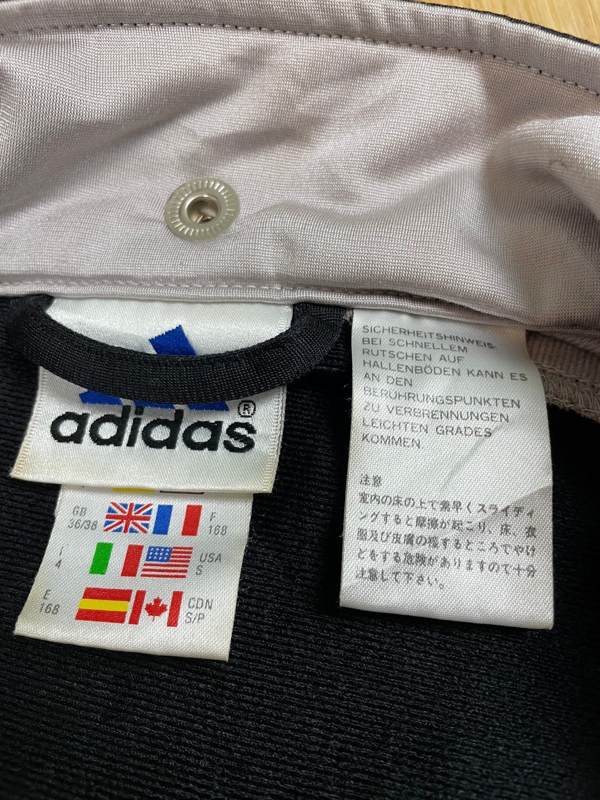 Vintage Adidas Leichte Jacke Schwarz S - Leichte und Komfortable Sportjacke Vintage Klamotten, Secondhand Klamotten, Retro Mode, Nachhaltige Mode, Einzigartige Stücke, Zeitlose Mode, Umweltfreundliche Kleidung, Stilvolle Secondhand Mode, Hochwertige Vintage Kleidung