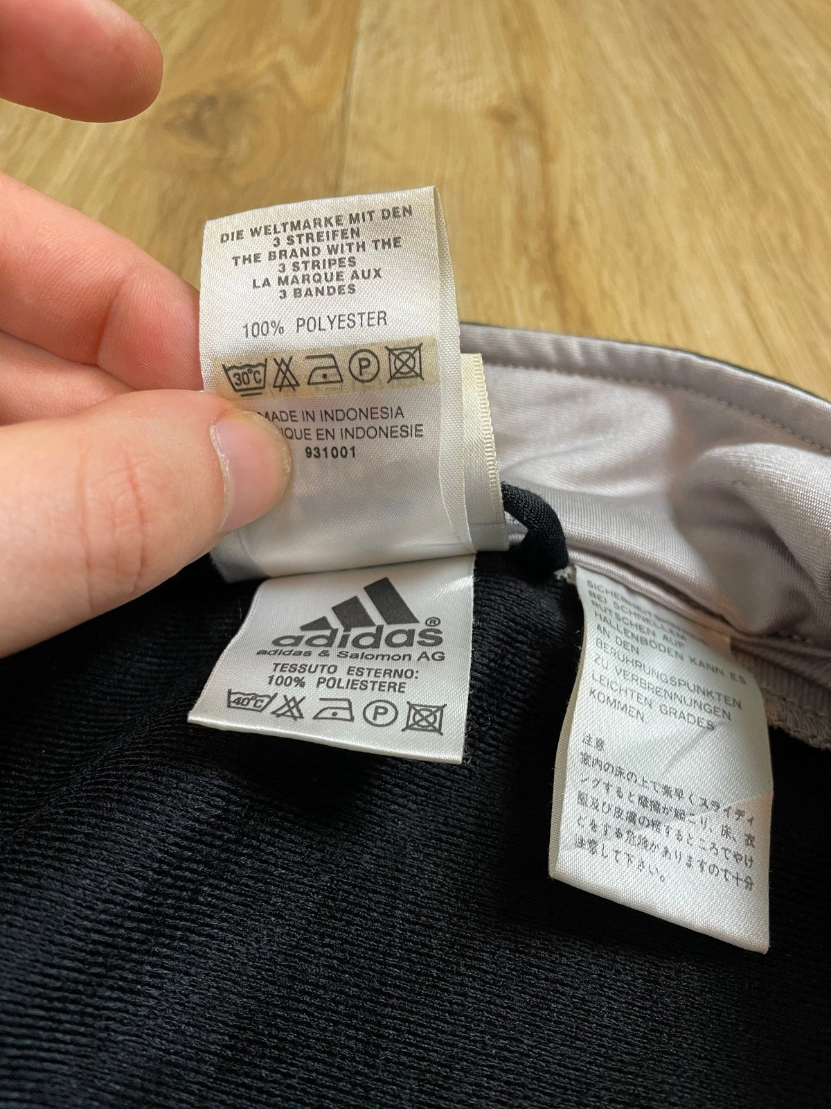 Vintage Adidas Leichte Jacke Schwarz S - Leichte und Komfortable Sportjacke Vintage Klamotten, Secondhand Klamotten, Retro Mode, Nachhaltige Mode, Einzigartige Stücke, Zeitlose Mode, Umweltfreundliche Kleidung, Stilvolle Secondhand Mode, Hochwertige Vintage Kleidung