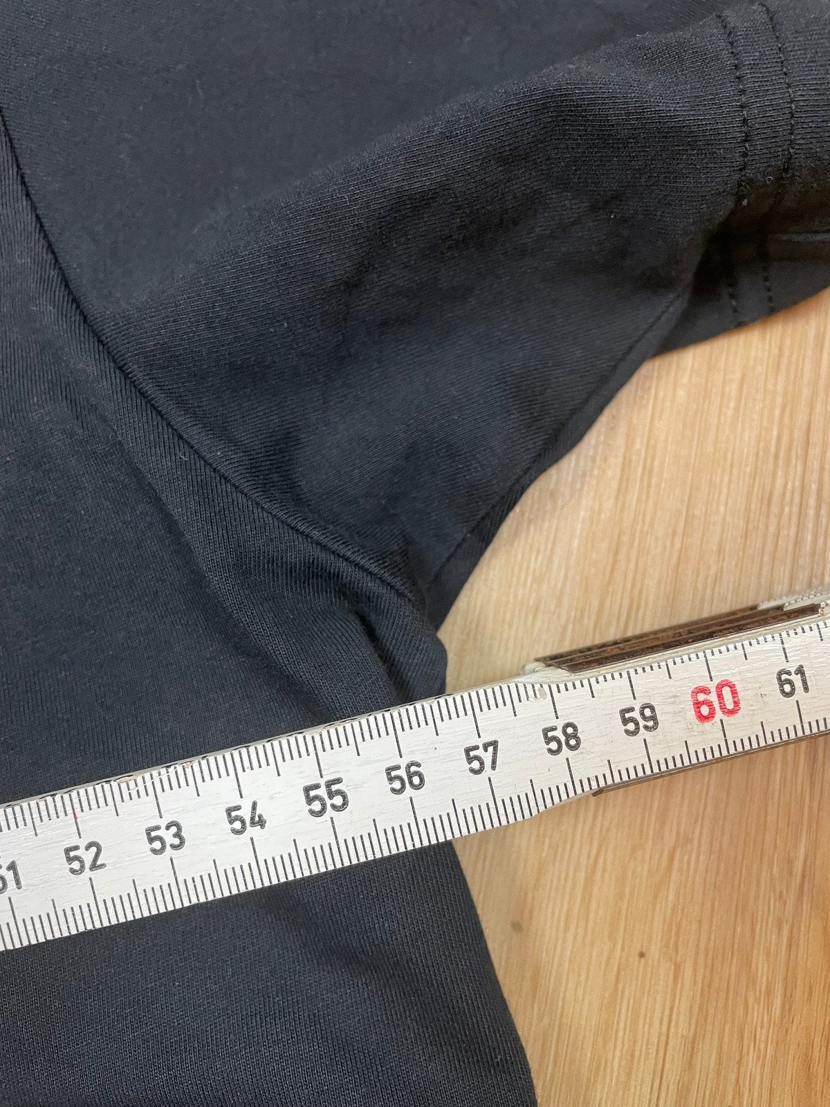 Vintage Adidas Neighborhood T-Shirt Schwarz L - Klassisches und Bequemes T-Shirt Vintage Klamotten, Secondhand Klamotten, Retro Mode, Nachhaltige Mode, Einzigartige Stücke, Zeitlose Mode, Umweltfreundliche Kleidung, Stilvolle Secondhand Mode, Hochwertige Vintage Kleidung