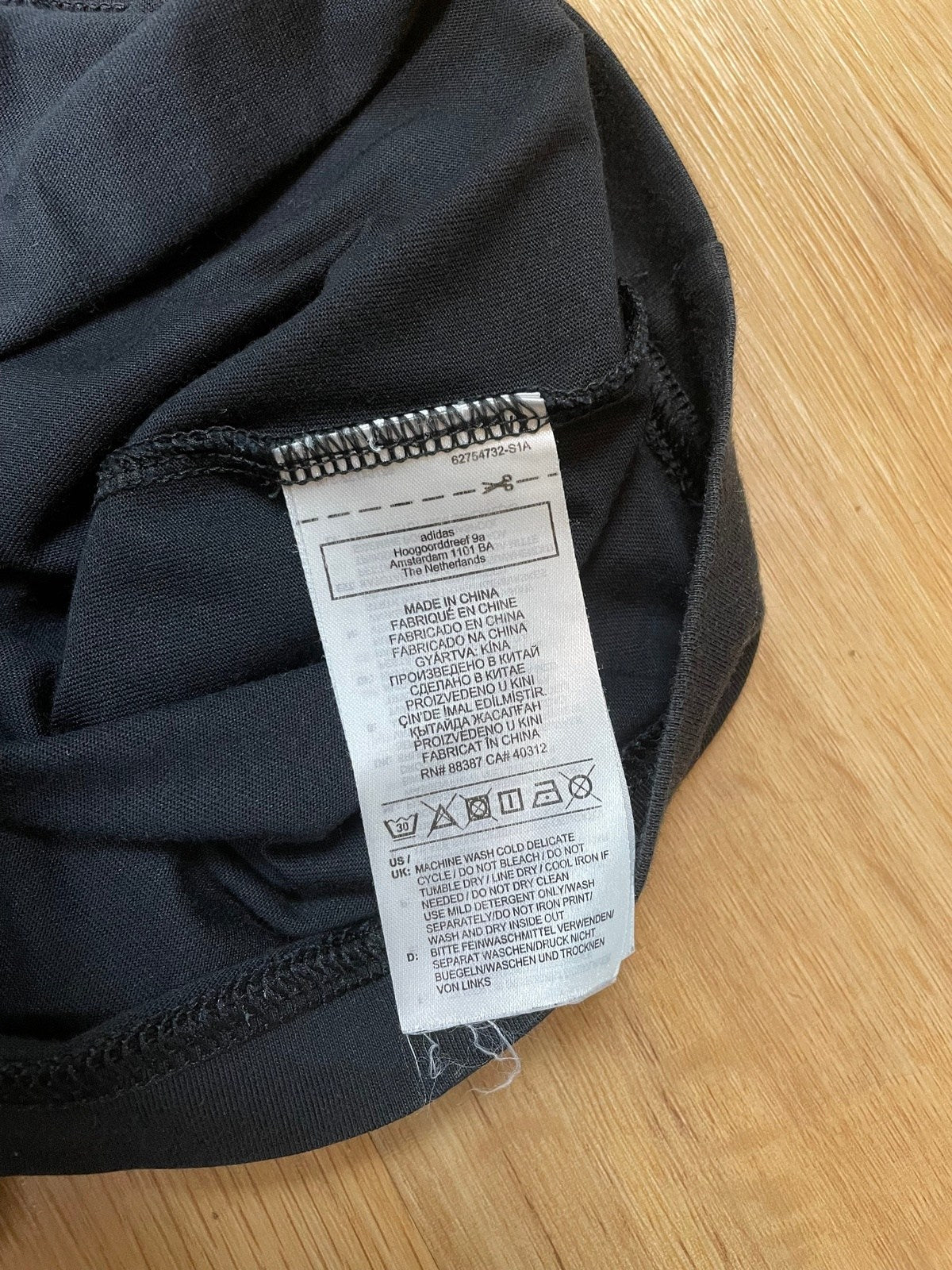Vintage Adidas Neighborhood T-Shirt Schwarz L - Klassisches und Bequemes T-Shirt Vintage Klamotten, Secondhand Klamotten, Retro Mode, Nachhaltige Mode, Einzigartige Stücke, Zeitlose Mode, Umweltfreundliche Kleidung, Stilvolle Secondhand Mode, Hochwertige Vintage Kleidung