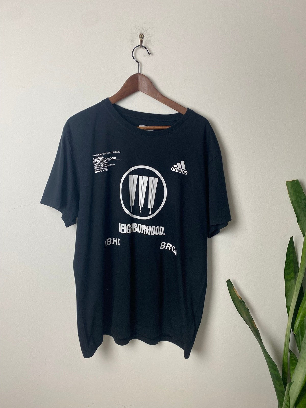 Vintage Adidas Neighborhood T-Shirt Schwarz L - Klassisches und Bequemes T-Shirt Vintage Klamotten, Secondhand Klamotten, Retro Mode, Nachhaltige Mode, Einzigartige Stücke, Zeitlose Mode, Umweltfreundliche Kleidung, Stilvolle Secondhand Mode, Hochwertige Vintage Kleidung