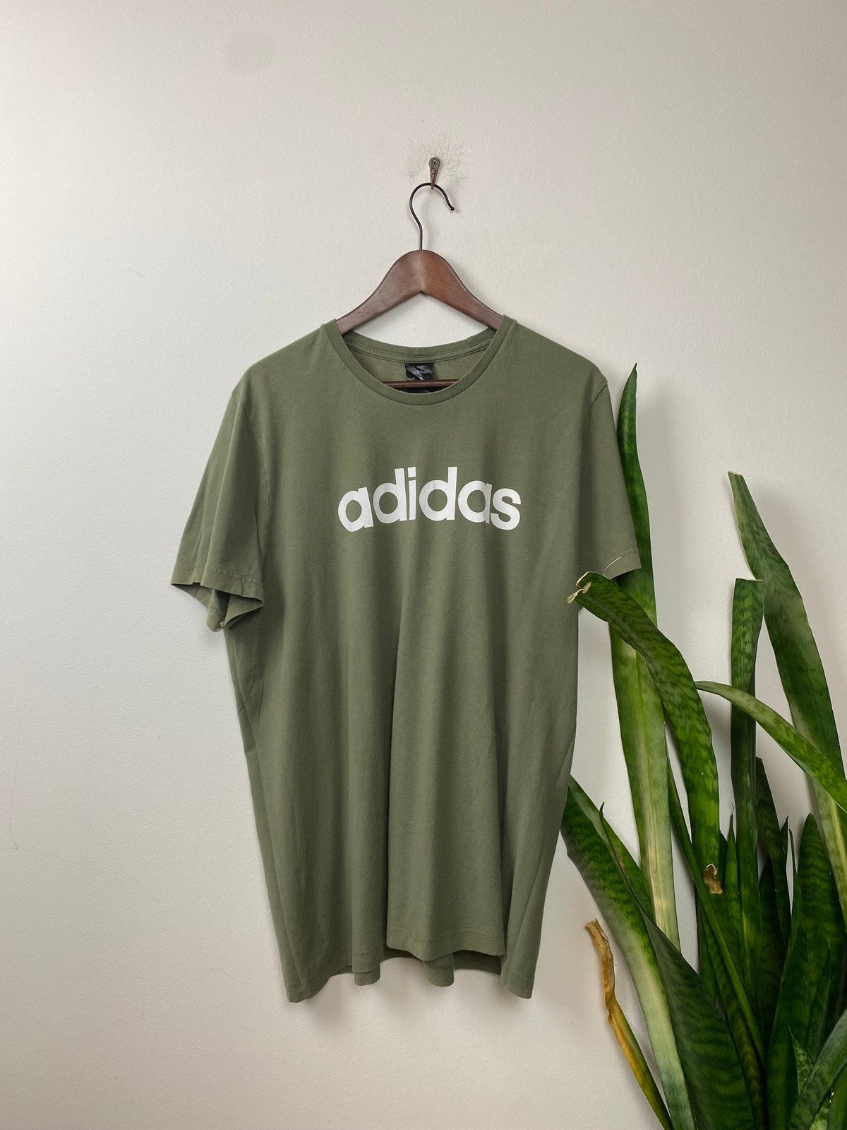 Vintage Adidas T-Shirt Grün L - Klassisches und Bequemes T-Shirt Vintage Klamotten, Secondhand Klamotten, Retro Mode, Nachhaltige Mode, Einzigartige Stücke, Zeitlose Mode, Umweltfreundliche Kleidung, Stilvolle Secondhand Mode, Hochwertige Vintage Kleidung