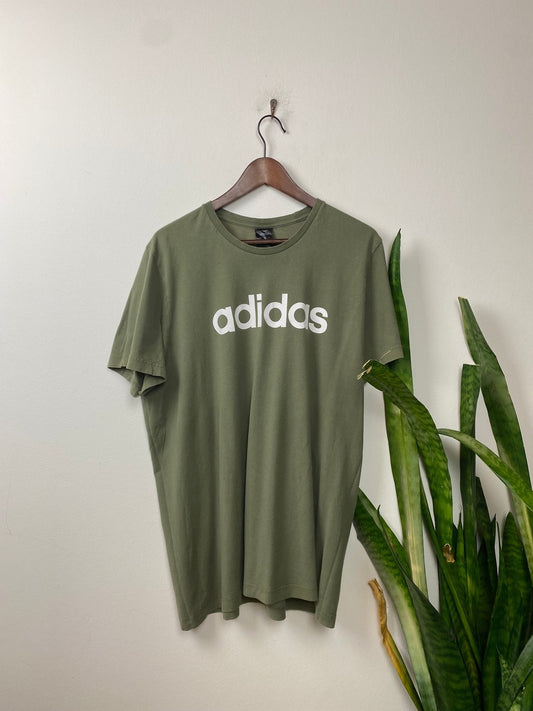 Vintage Adidas T-Shirt Grün L - Klassisches und Bequemes T-Shirt Vintage Klamotten, Secondhand Klamotten, Retro Mode, Nachhaltige Mode, Einzigartige Stücke, Zeitlose Mode, Umweltfreundliche Kleidung, Stilvolle Secondhand Mode, Hochwertige Vintage Kleidung