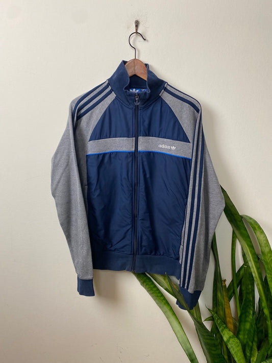 Vintage Adidas Trainingsjacke Blau/Grau M - Sportliche Lockere Damen Jacke Vintage Klamotten, Secondhand Klamotten, Retro Mode, Nachhaltige Mode, Einzigartige Stücke, Zeitlose Mode, Umweltfreundliche Kleidung, Stilvolle Secondhand Mode, Hochwertige Vintage Kleidung
