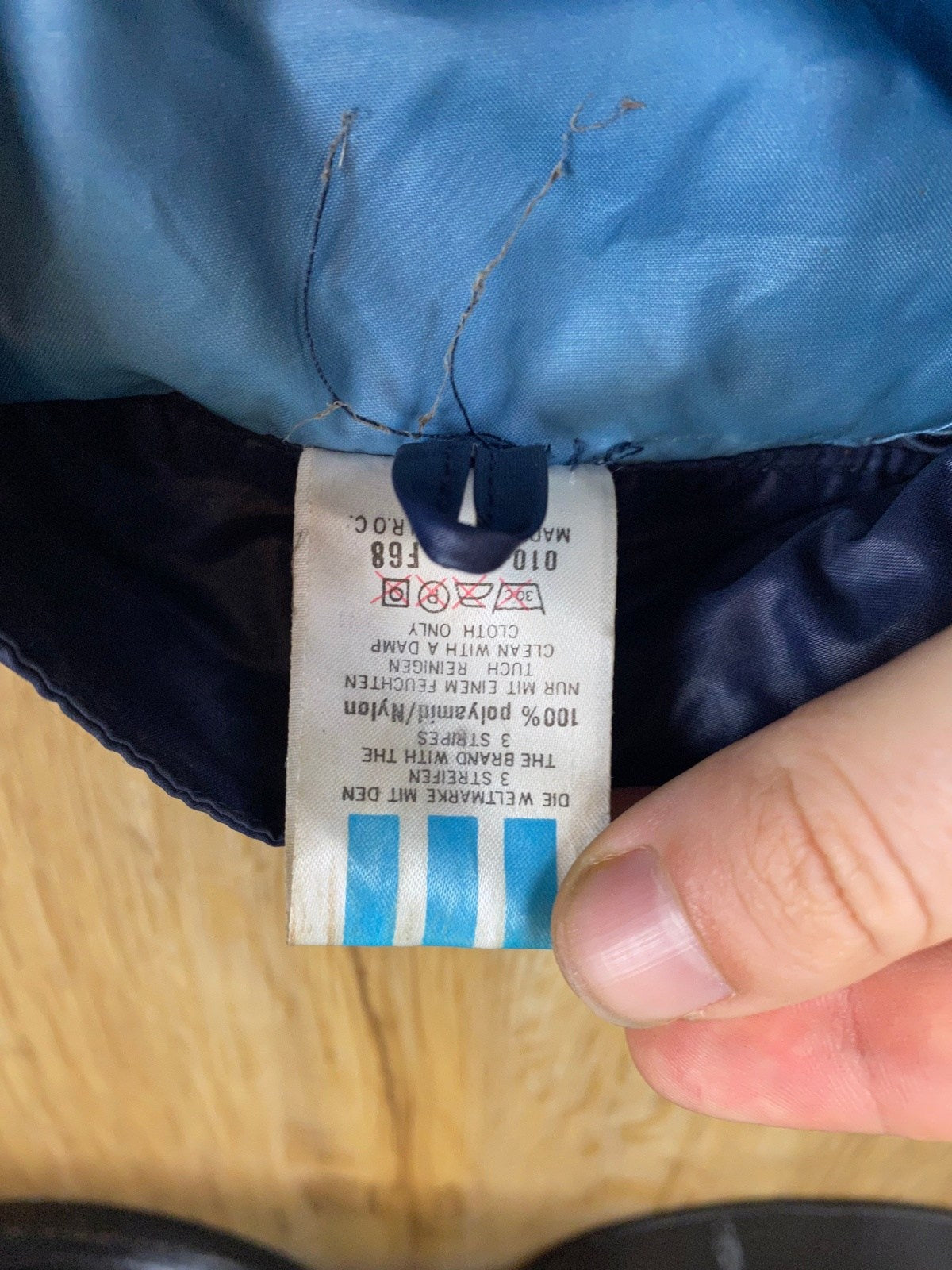 Vintage Adidas Trainingsjacke Blau M - Stylische und Bequeme Jacke Vintage Klamotten, Secondhand Klamotten, Retro Mode, Nachhaltige Mode, Einzigartige Stücke, Zeitlose Mode, Umweltfreundliche Kleidung, Stilvolle Secondhand Mode, Hochwertige Vintage Kleidung