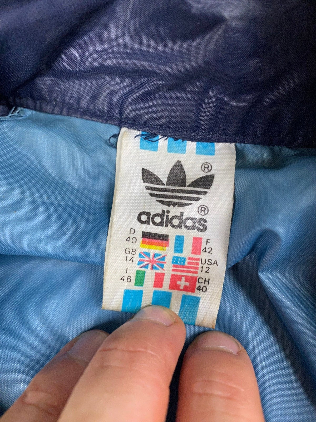 Vintage Adidas Trainingsjacke Blau M - Stylische und Bequeme Jacke Vintage Klamotten, Secondhand Klamotten, Retro Mode, Nachhaltige Mode, Einzigartige Stücke, Zeitlose Mode, Umweltfreundliche Kleidung, Stilvolle Secondhand Mode, Hochwertige Vintage Kleidung