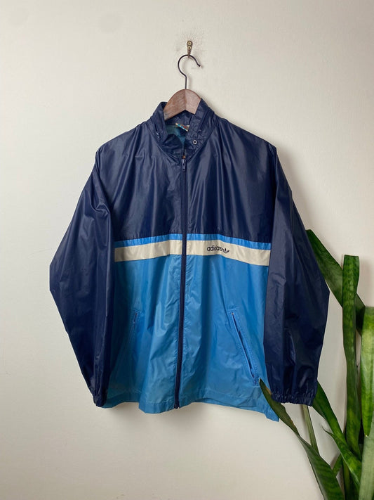 Vintage Adidas Trainingsjacke Blau M - Stylische und Bequeme Jacke Vintage Klamotten, Secondhand Klamotten, Retro Mode, Nachhaltige Mode, Einzigartige Stücke, Zeitlose Mode, Umweltfreundliche Kleidung, Stilvolle Secondhand Mode, Hochwertige Vintage Kleidung