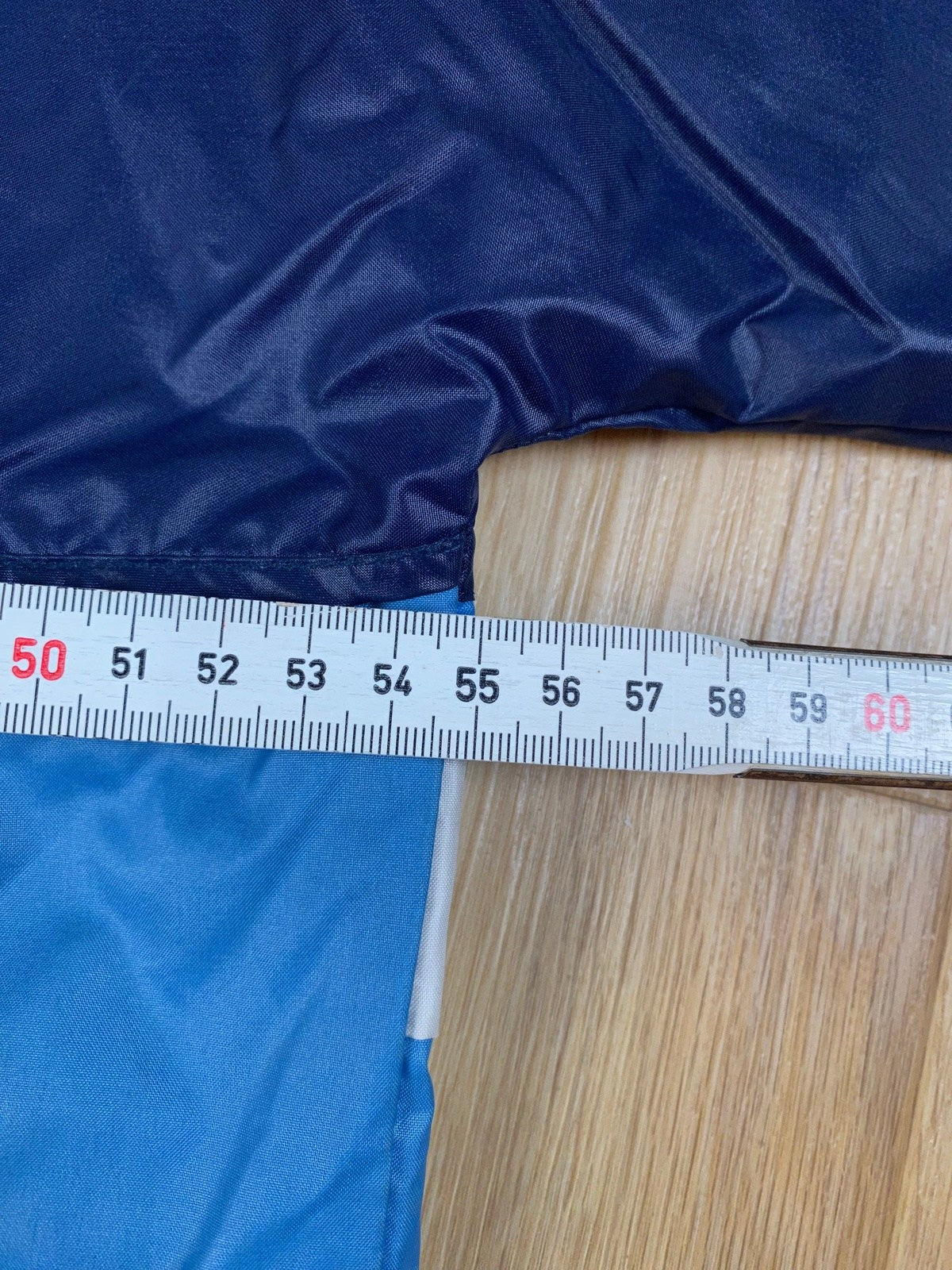 Vintage Adidas Trainingsjacke Blau M - Stylische und Bequeme Jacke Vintage Klamotten, Secondhand Klamotten, Retro Mode, Nachhaltige Mode, Einzigartige Stücke, Zeitlose Mode, Umweltfreundliche Kleidung, Stilvolle Secondhand Mode, Hochwertige Vintage Kleidung