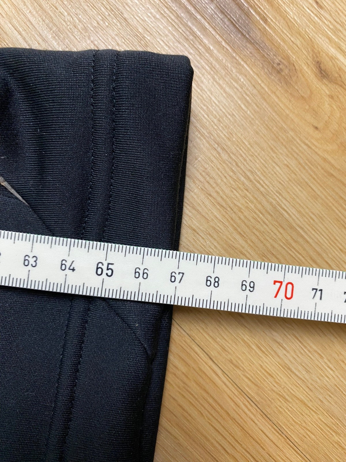Vintage Adidas Trainingsjacke Climawarm Schwarz M - Funktionale und Bequeme Jacke Vintage Klamotten, Secondhand Klamotten, Retro Mode, Nachhaltige Mode, Einzigartige Stücke, Zeitlose Mode, Umweltfreundliche Kleidung, Stilvolle Secondhand Mode, Hochwertige Vintage Kleidung