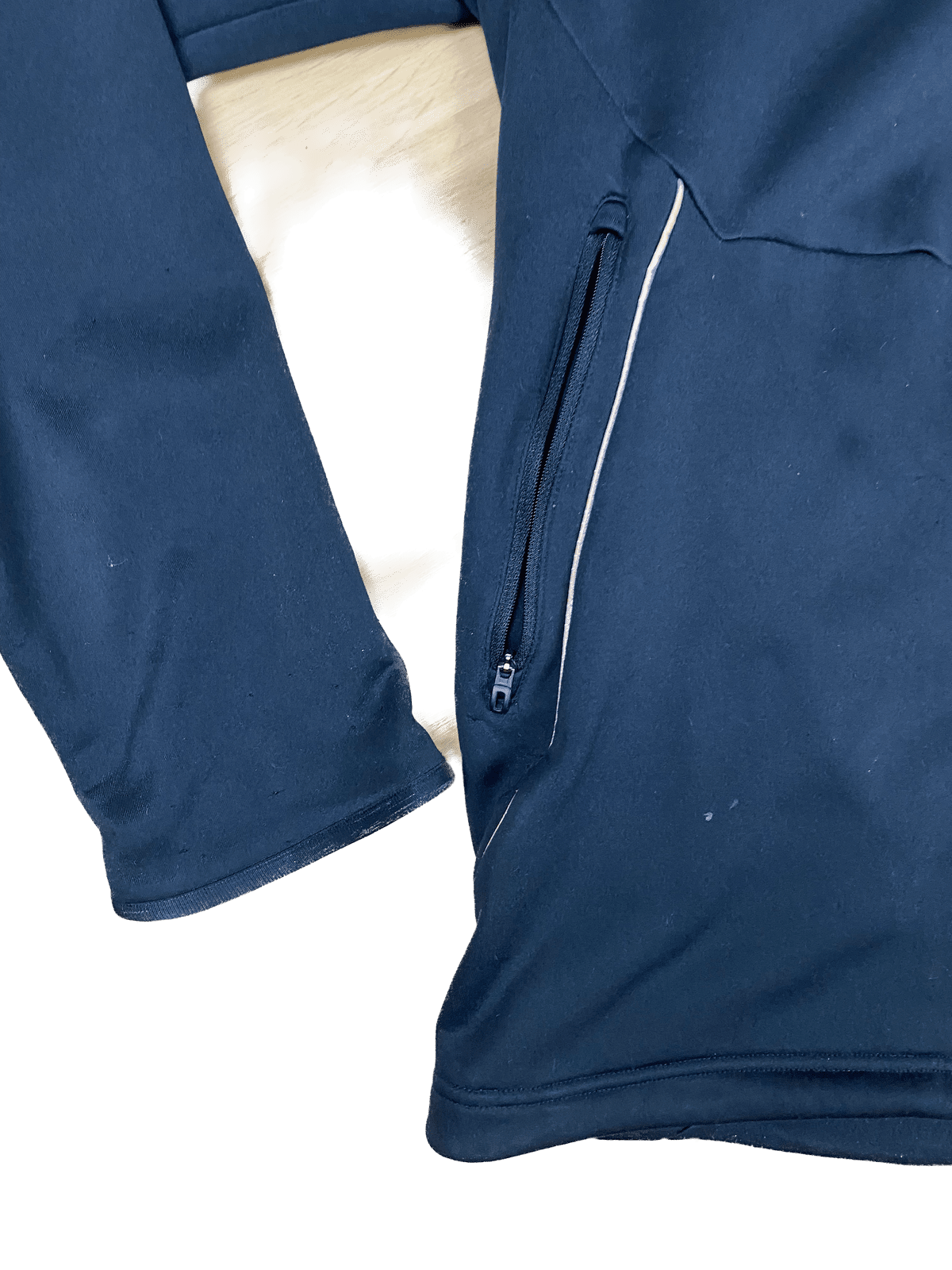 Vintage Adidas Trainingsjacke Climawarm Schwarz M - Funktionale und Bequeme Jacke Vintage Klamotten, Secondhand Klamotten, Retro Mode, Nachhaltige Mode, Einzigartige Stücke, Zeitlose Mode, Umweltfreundliche Kleidung, Stilvolle Secondhand Mode, Hochwertige Vintage Kleidung