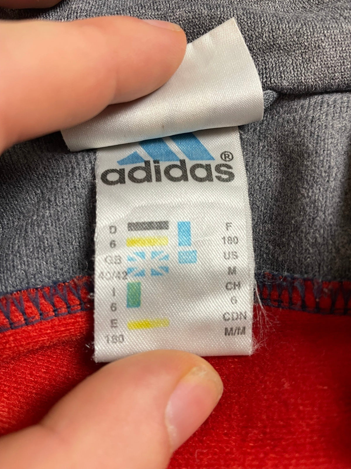 Vintage Adidas Trainingsjacke Grau Blau Orange L - Retro Trainingsjacke mit Top Design Vintage Klamotten, Secondhand Klamotten, Retro Mode, Nachhaltige Mode, Einzigartige Stücke, Zeitlose Mode, Umweltfreundliche Kleidung, Stilvolle Secondhand Mode, Hochwertige Vintage Kleidung