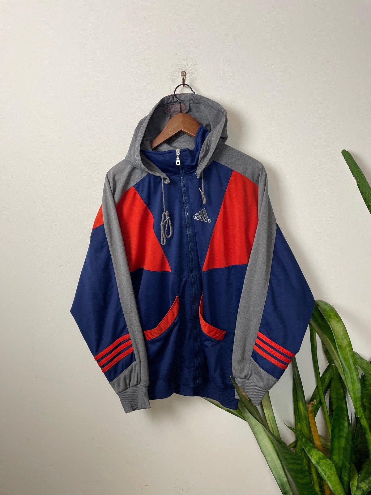 Vintage Adidas Trainingsjacke Grau Blau Orange L - Retro Trainingsjacke mit Top Design Vintage Klamotten, Secondhand Klamotten, Retro Mode, Nachhaltige Mode, Einzigartige Stücke, Zeitlose Mode, Umweltfreundliche Kleidung, Stilvolle Secondhand Mode, Hochwertige Vintage Kleidung