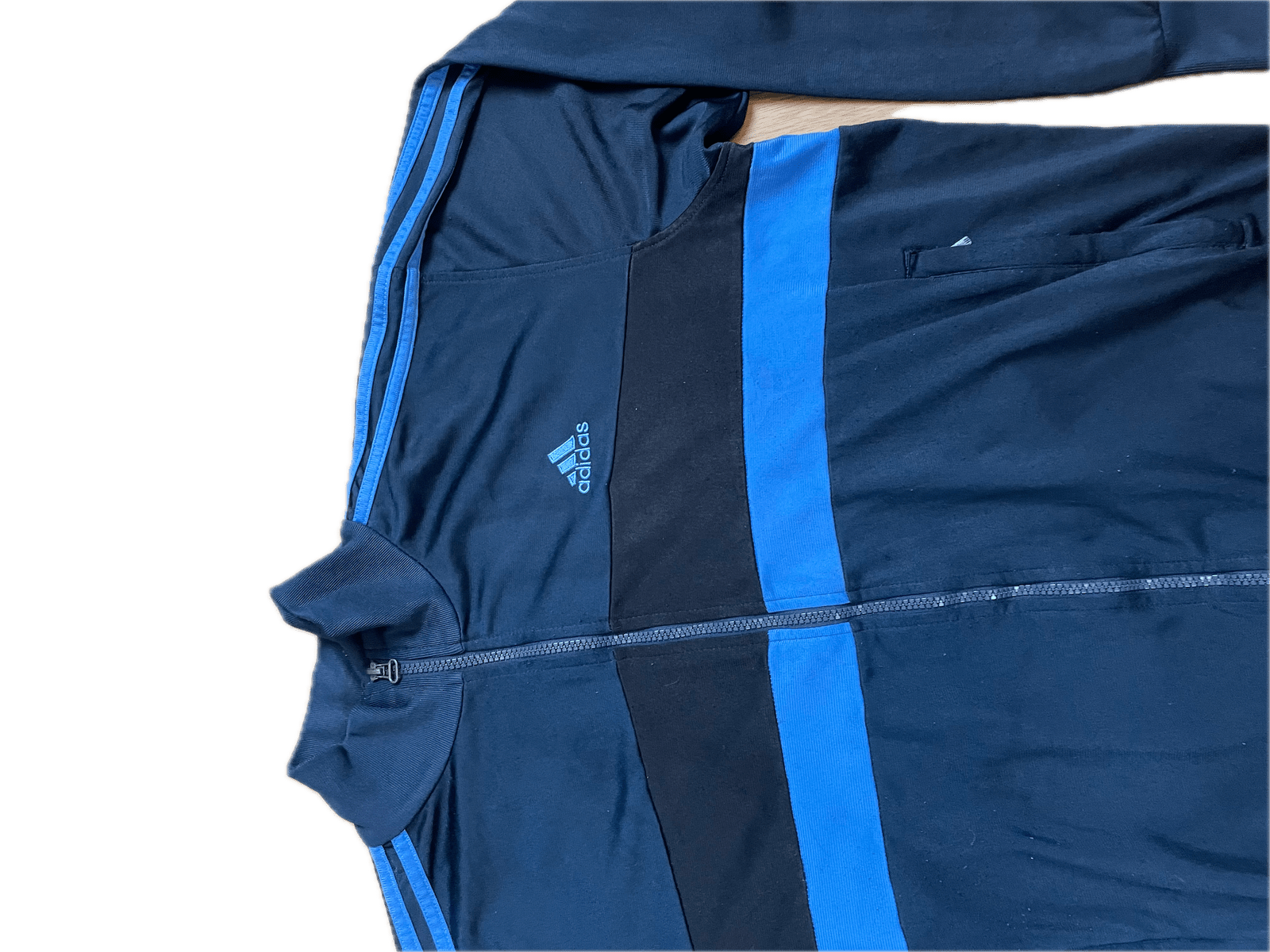 Vintage Adidas Trainingsjacke Schwarz/Blau M - Stylische und Bequeme Jacke Vintage Klamotten, Secondhand Klamotten, Retro Mode, Nachhaltige Mode, Einzigartige Stücke, Zeitlose Mode, Umweltfreundliche Kleidung, Stilvolle Secondhand Mode, Hochwertige Vintage Kleidung