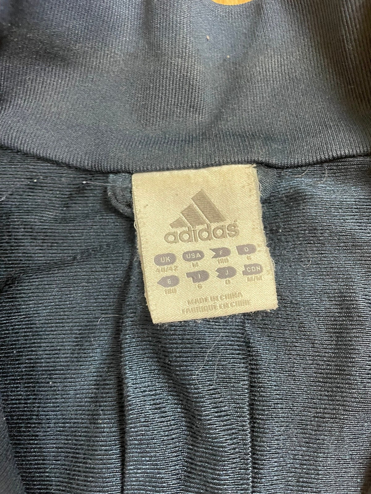 Vintage Adidas Trainingsjacke Schwarz/Blau M - Stylische und Bequeme Jacke Vintage Klamotten, Secondhand Klamotten, Retro Mode, Nachhaltige Mode, Einzigartige Stücke, Zeitlose Mode, Umweltfreundliche Kleidung, Stilvolle Secondhand Mode, Hochwertige Vintage Kleidung