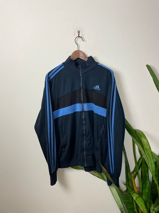 Vintage Adidas Trainingsjacke Schwarz/Blau M - Stylische und Bequeme Jacke Vintage Klamotten, Secondhand Klamotten, Retro Mode, Nachhaltige Mode, Einzigartige Stücke, Zeitlose Mode, Umweltfreundliche Kleidung, Stilvolle Secondhand Mode, Hochwertige Vintage Kleidung