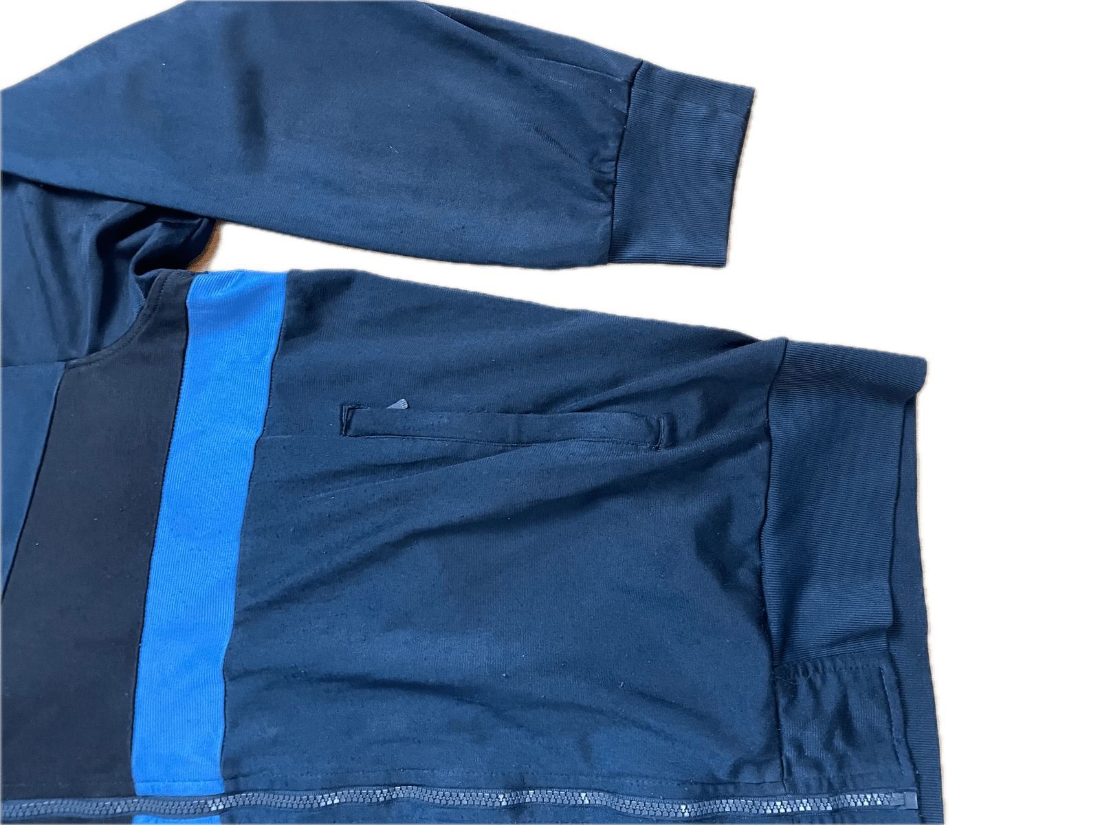 Vintage Adidas Trainingsjacke Schwarz/Blau M - Stylische und Bequeme Jacke Vintage Klamotten, Secondhand Klamotten, Retro Mode, Nachhaltige Mode, Einzigartige Stücke, Zeitlose Mode, Umweltfreundliche Kleidung, Stilvolle Secondhand Mode, Hochwertige Vintage Kleidung