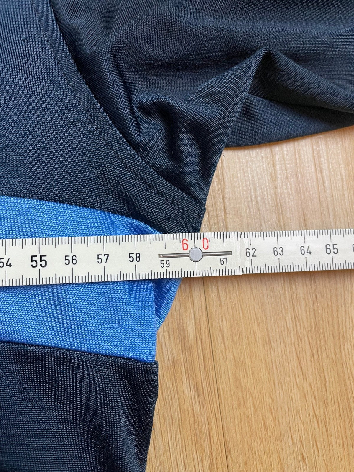 Vintage Adidas Trainingsjacke Schwarz/Blau M - Stylische und Bequeme Jacke Vintage Klamotten, Secondhand Klamotten, Retro Mode, Nachhaltige Mode, Einzigartige Stücke, Zeitlose Mode, Umweltfreundliche Kleidung, Stilvolle Secondhand Mode, Hochwertige Vintage Kleidung
