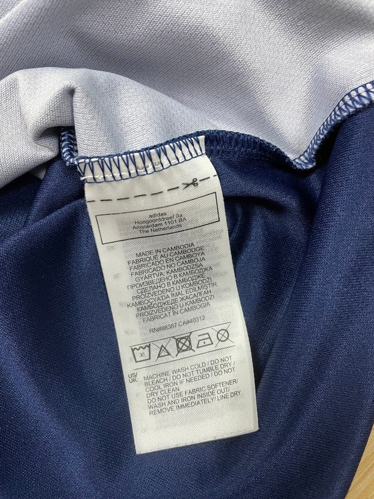 Vintage Adidas Trikot Jersey T-Shirt Robertson #3 Schottland Blau S - Klassisches und Bequemes Trikot Vintage Klamotten, Secondhand Klamotten, Retro Mode, Nachhaltige Mode, Einzigartige Stücke, Zeitlose Mode, Umweltfreundliche Kleidung, Stilvolle Secondhand Mode, Hochwertige Vintage Kleidung