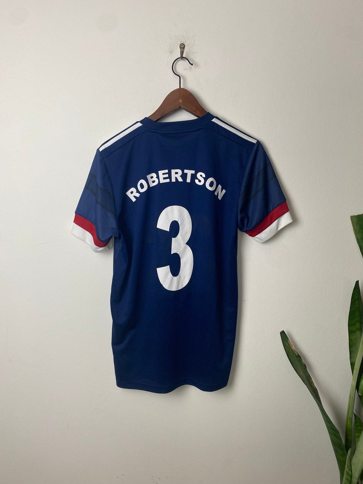 Vintage Adidas Trikot Jersey T-Shirt Robertson #3 Schottland Blau S - Klassisches und Bequemes Trikot Vintage Klamotten, Secondhand Klamotten, Retro Mode, Nachhaltige Mode, Einzigartige Stücke, Zeitlose Mode, Umweltfreundliche Kleidung, Stilvolle Secondhand Mode, Hochwertige Vintage Kleidung
