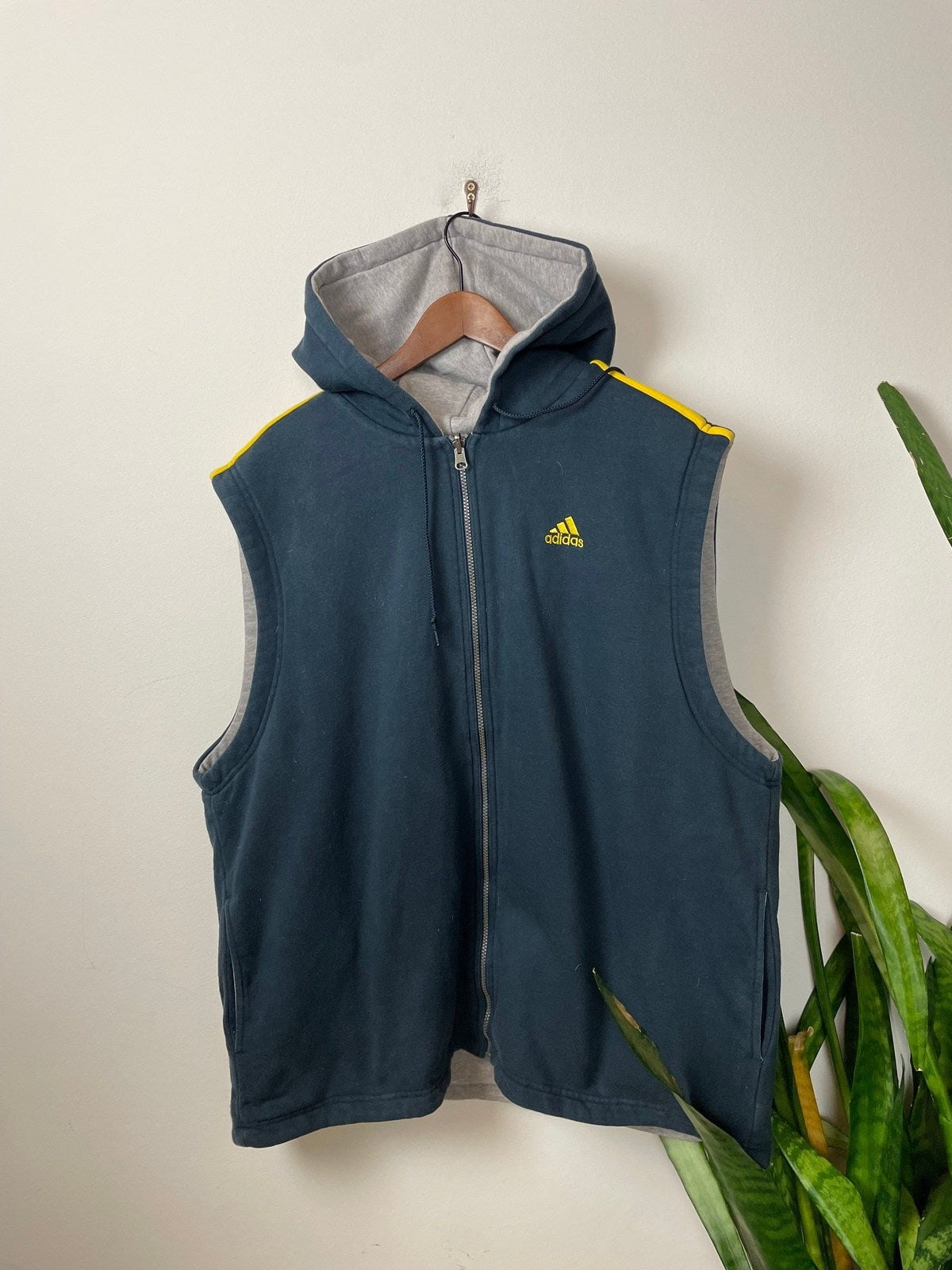 Vintage Adidas Weste Dunkelblau XXL - Sportliche und Bequeme Weste Vintage Klamotten, Secondhand Klamotten, Retro Mode, Nachhaltige Mode, Einzigartige Stücke, Zeitlose Mode, Umweltfreundliche Kleidung, Stilvolle Secondhand Mode, Hochwertige Vintage Kleidung