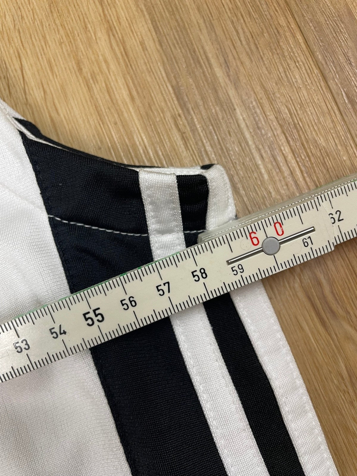 Vintage Adidas Weste Weiß L - Klassische und Vielseitige Weste Vintage Klamotten, Secondhand Klamotten, Retro Mode, Nachhaltige Mode, Einzigartige Stücke, Zeitlose Mode, Umweltfreundliche Kleidung, Stilvolle Secondhand Mode, Hochwertige Vintage Kleidung