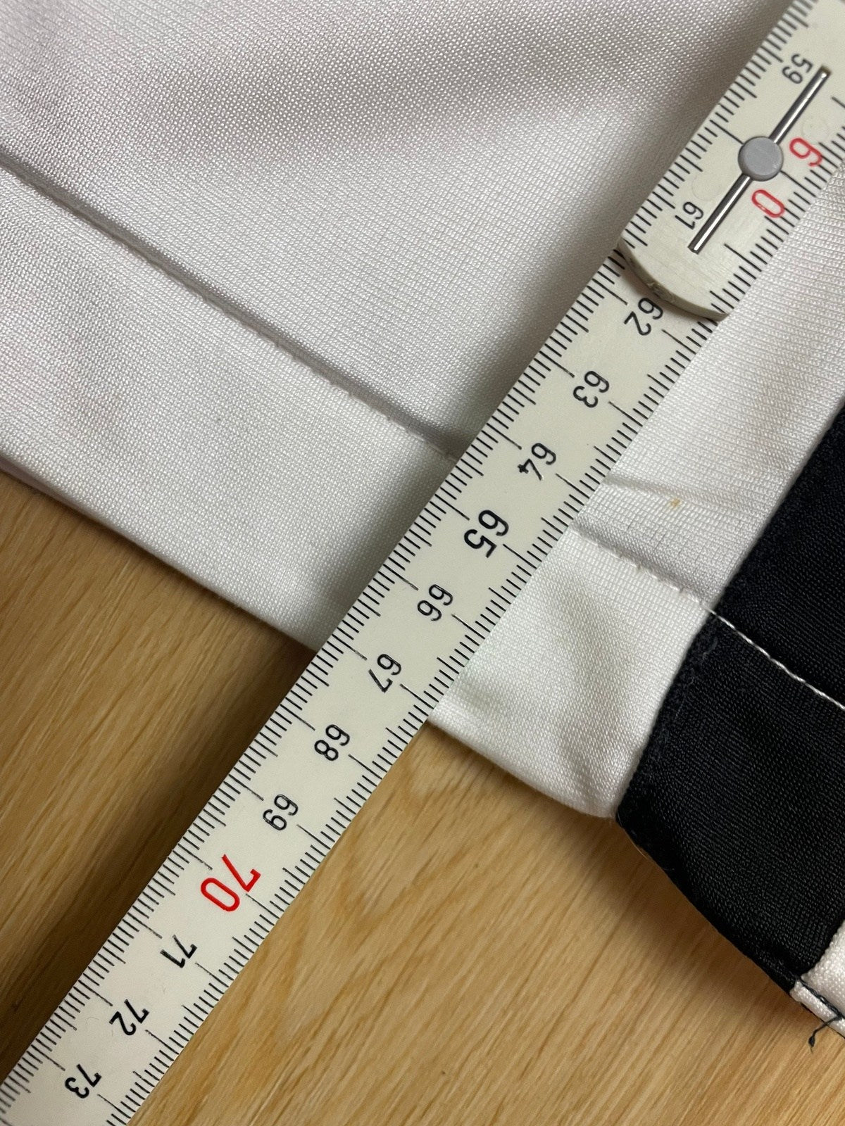 Vintage Adidas Weste Weiß L - Klassische und Vielseitige Weste Vintage Klamotten, Secondhand Klamotten, Retro Mode, Nachhaltige Mode, Einzigartige Stücke, Zeitlose Mode, Umweltfreundliche Kleidung, Stilvolle Secondhand Mode, Hochwertige Vintage Kleidung