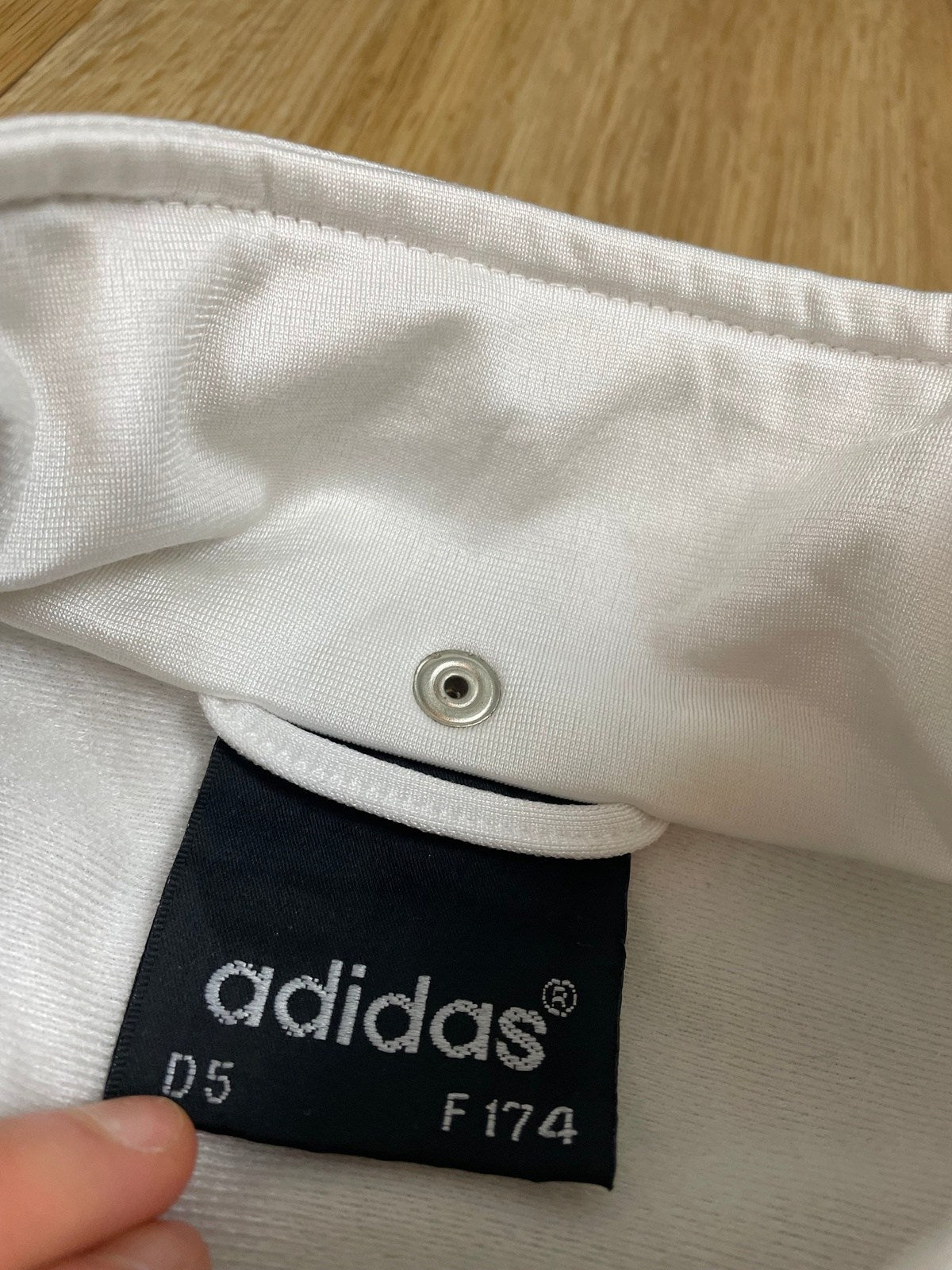 Vintage Adidas Weste Weiß L - Klassische und Vielseitige Weste Vintage Klamotten, Secondhand Klamotten, Retro Mode, Nachhaltige Mode, Einzigartige Stücke, Zeitlose Mode, Umweltfreundliche Kleidung, Stilvolle Secondhand Mode, Hochwertige Vintage Kleidung