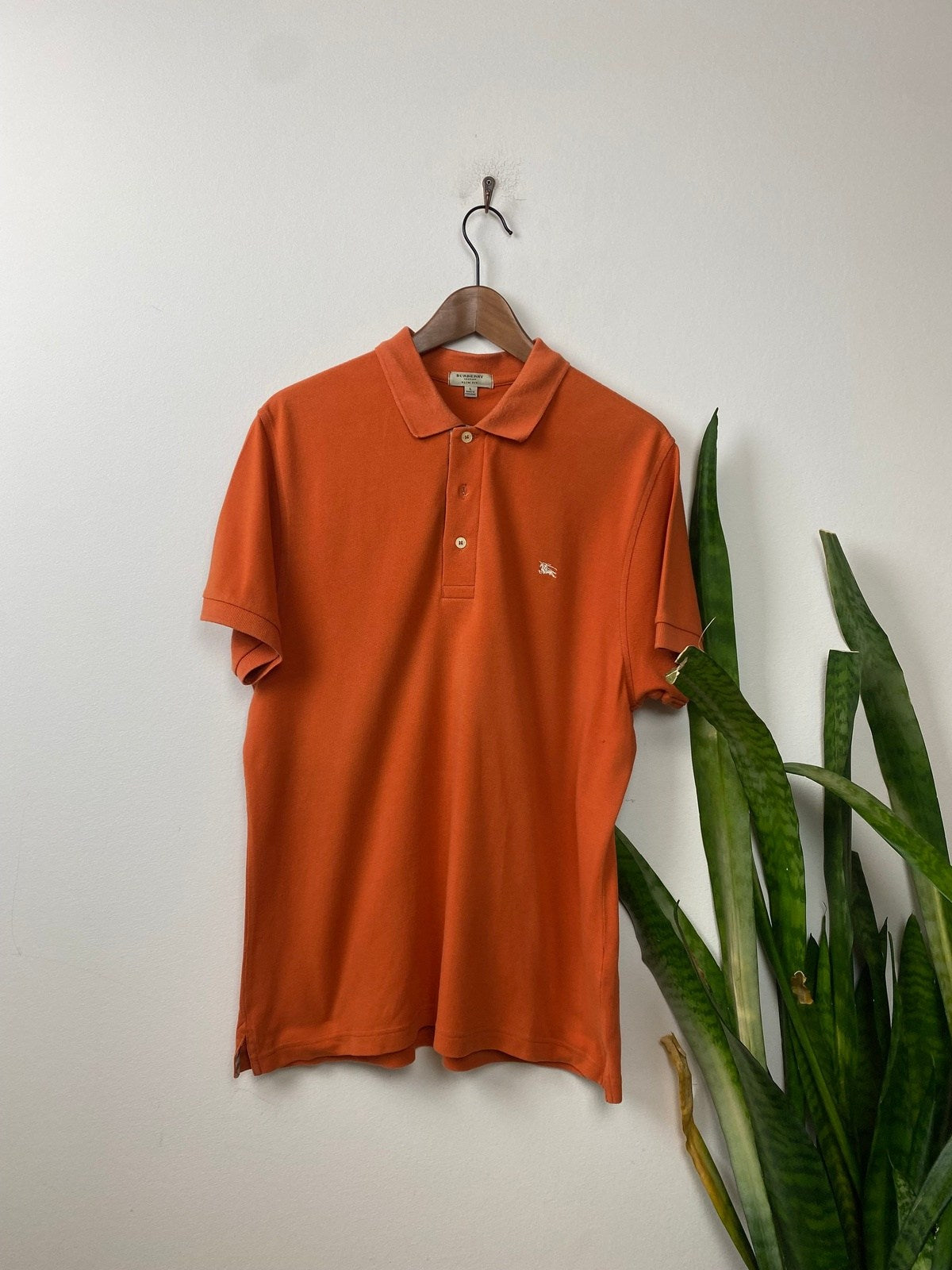 Vintage Burberry Poloshirt Slim Fit Orange L - Klassisches und Elegantes Poloshirt Vintage Klamotten, Secondhand Klamotten, Retro Mode, Nachhaltige Mode, Einzigartige Stücke, Zeitlose Mode, Umweltfreundliche Kleidung, Stilvolle Secondhand Mode, Hochwertige Vintage Kleidung