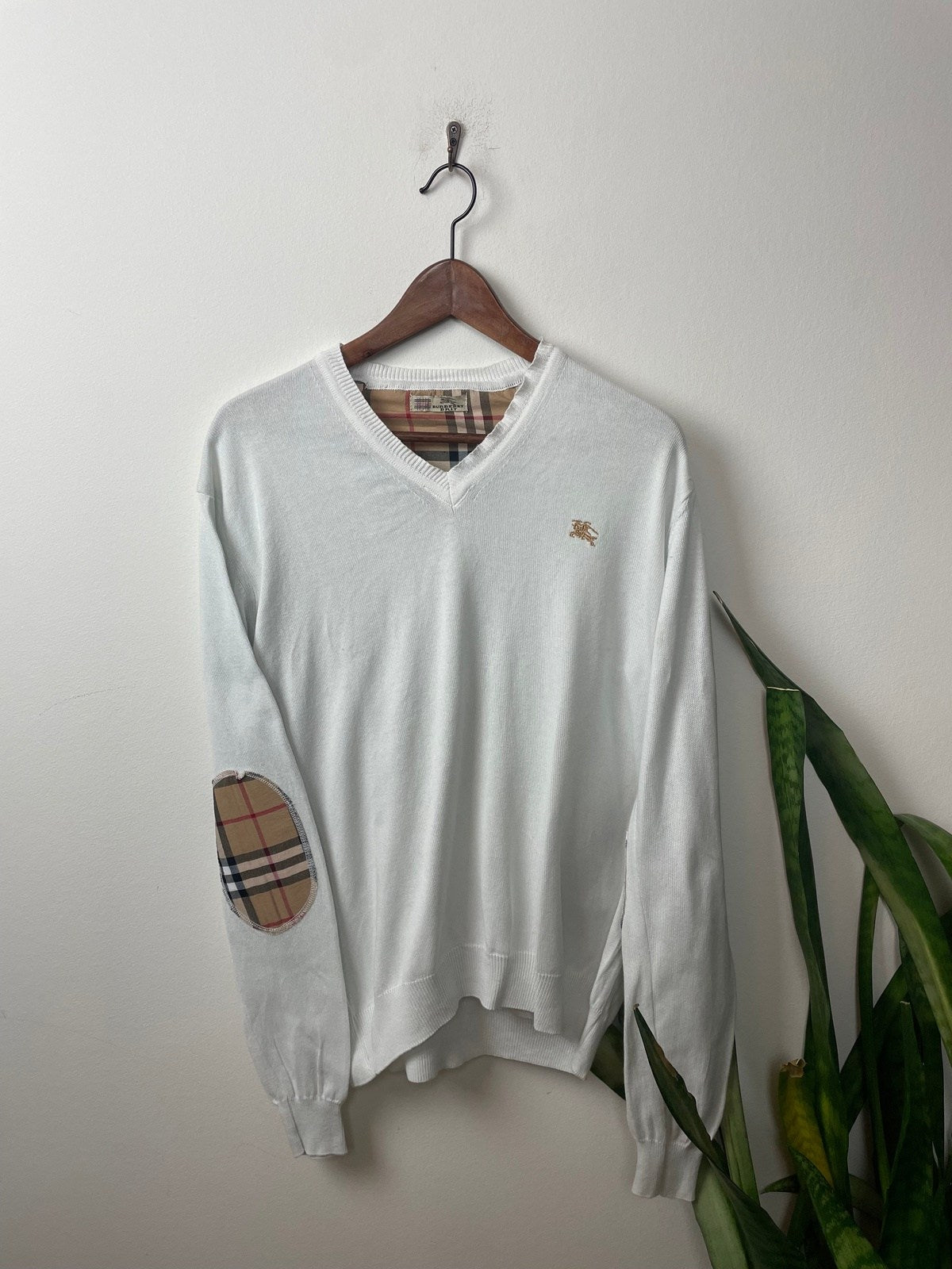Vintage Burberry Sweater Weiß M - Schicker und Schlichter Damen Pullover mit V-Ausschnitt Vintage Klamotten, Secondhand Klamotten, Retro Mode, Nachhaltige Mode, Einzigartige Stücke, Zeitlose Mode, Umweltfreundliche Kleidung, Stilvolle Secondhand Mode, Hochwertige Vintage Kleidung