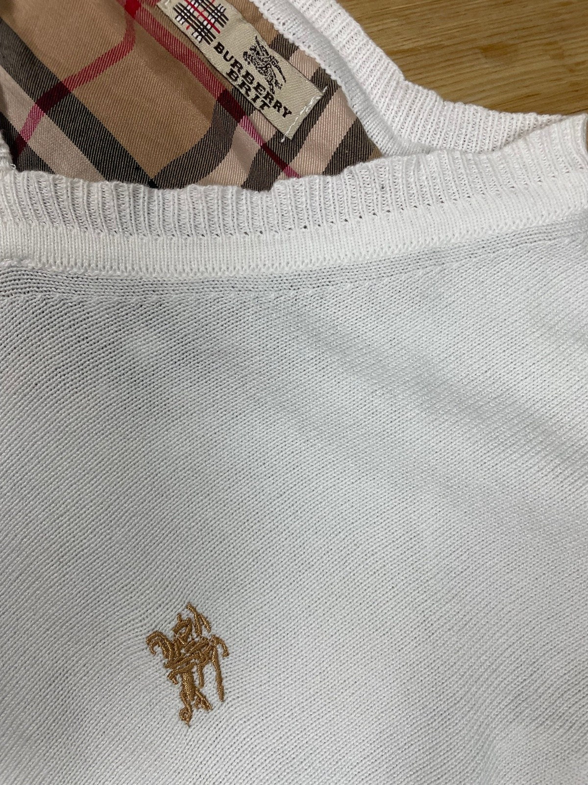 Vintage Burberry Sweater Weiß M - Schicker und Schlichter Damen Pullover mit V-Ausschnitt Vintage Klamotten, Secondhand Klamotten, Retro Mode, Nachhaltige Mode, Einzigartige Stücke, Zeitlose Mode, Umweltfreundliche Kleidung, Stilvolle Secondhand Mode, Hochwertige Vintage Kleidung