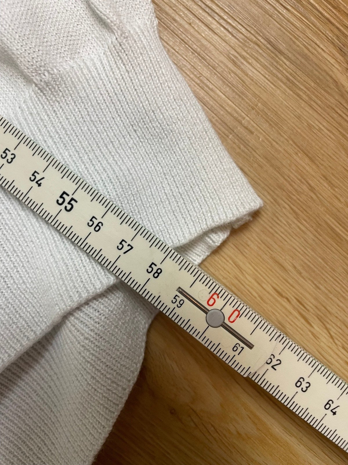 Vintage Burberry Sweater Weiß M - Schicker und Schlichter Damen Pullover mit V-Ausschnitt Vintage Klamotten, Secondhand Klamotten, Retro Mode, Nachhaltige Mode, Einzigartige Stücke, Zeitlose Mode, Umweltfreundliche Kleidung, Stilvolle Secondhand Mode, Hochwertige Vintage Kleidung