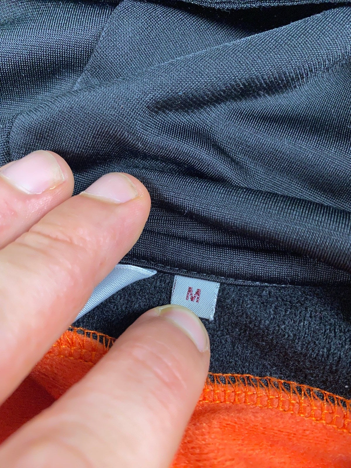 Vintage Carhartt Kapuzenjacke Orange/Schwarz M - Leichte Lockere Damen Jacke Vintage Klamotten, Secondhand Klamotten, Retro Mode, Nachhaltige Mode, Einzigartige Stücke, Zeitlose Mode, Umweltfreundliche Kleidung, Stilvolle Secondhand Mode, Hochwertige Vintage Kleidung