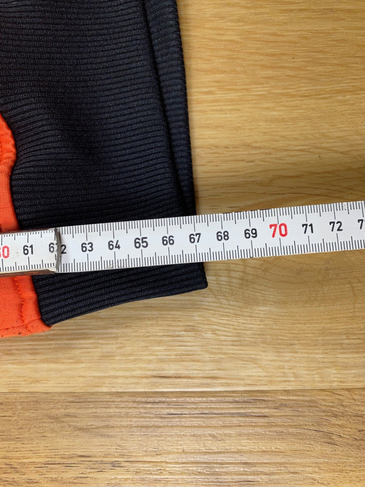 Vintage Carhartt Kapuzenjacke Orange/Schwarz M - Leichte Lockere Damen Jacke Vintage Klamotten, Secondhand Klamotten, Retro Mode, Nachhaltige Mode, Einzigartige Stücke, Zeitlose Mode, Umweltfreundliche Kleidung, Stilvolle Secondhand Mode, Hochwertige Vintage Kleidung
