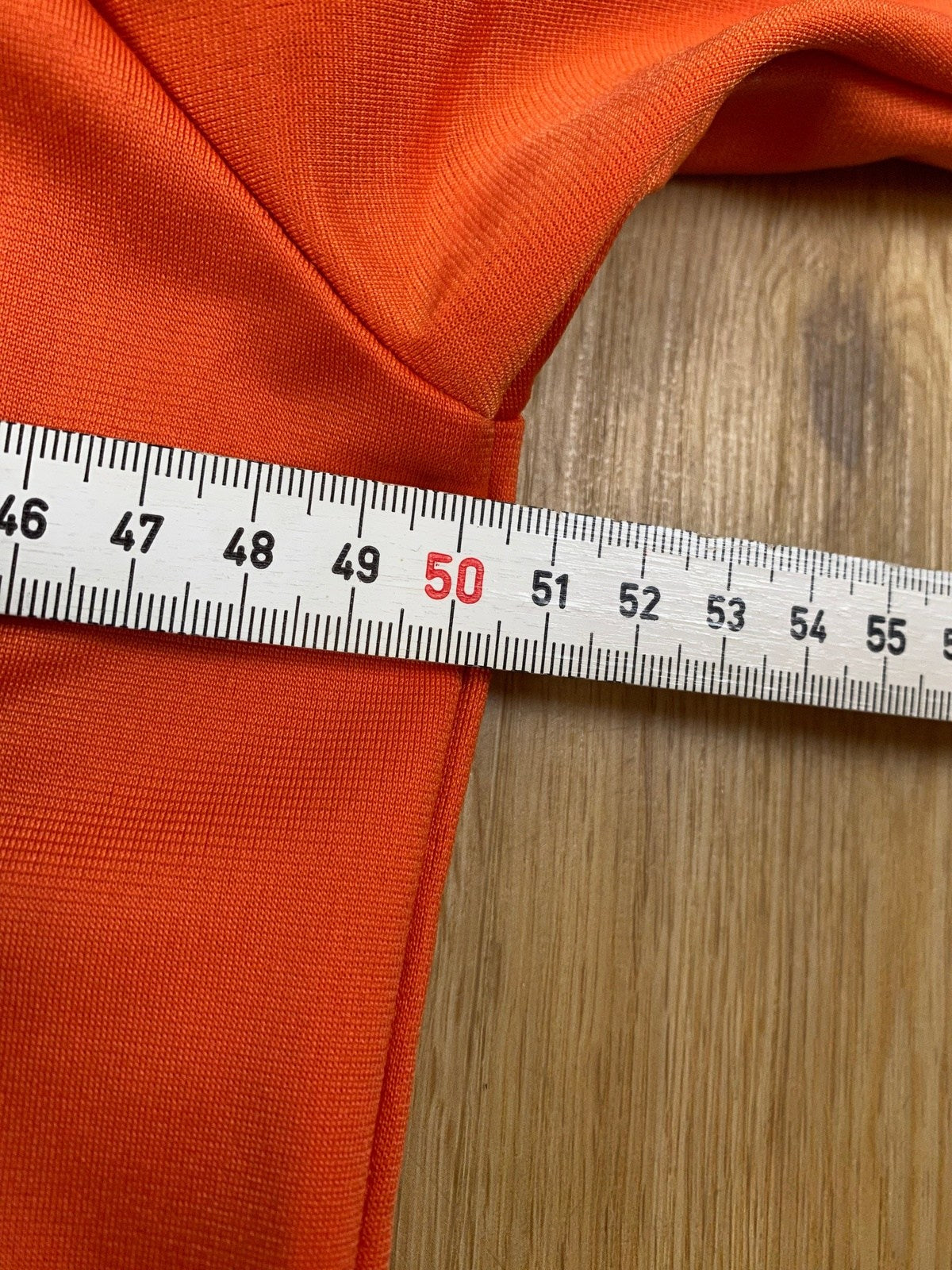 Vintage Carhartt Kapuzenjacke Orange/Schwarz M - Leichte Lockere Damen Jacke Vintage Klamotten, Secondhand Klamotten, Retro Mode, Nachhaltige Mode, Einzigartige Stücke, Zeitlose Mode, Umweltfreundliche Kleidung, Stilvolle Secondhand Mode, Hochwertige Vintage Kleidung