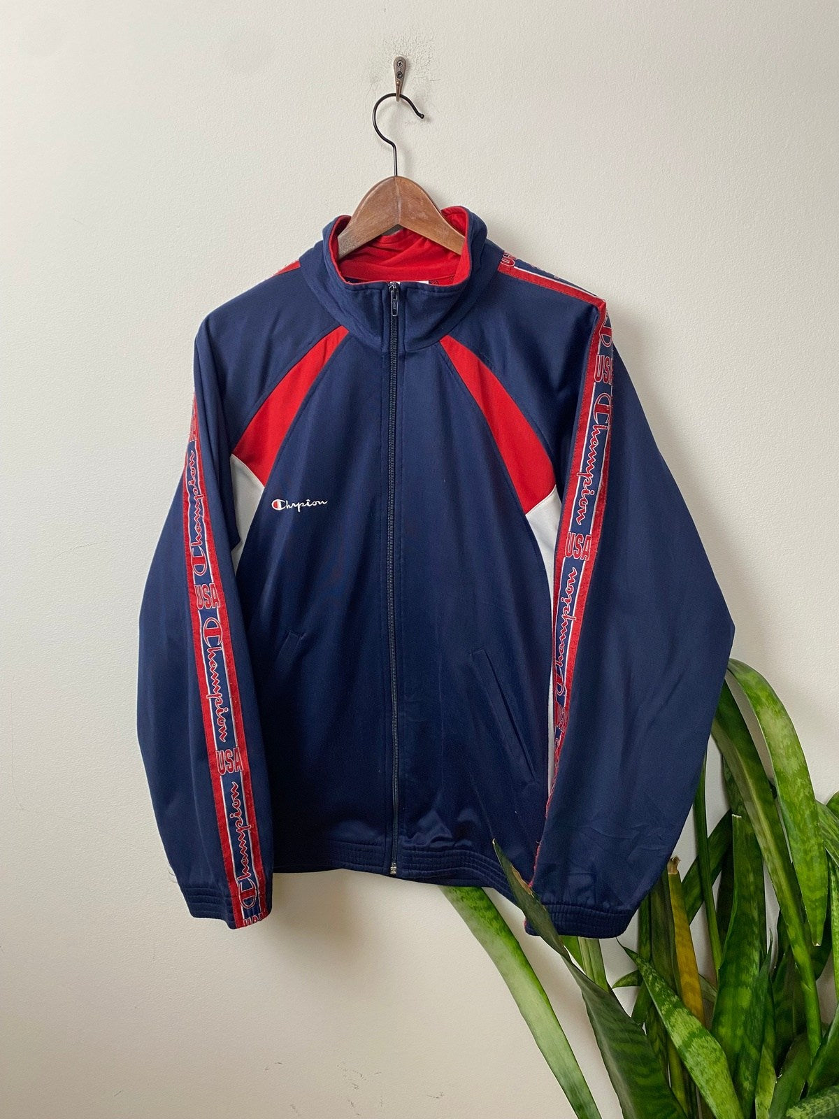Vintage Champion Trainingsjacke Dunkelblau/Rot M - Klassische und Bequeme Jacke Vintage Klamotten, Secondhand Klamotten, Retro Mode, Nachhaltige Mode, Einzigartige Stücke, Zeitlose Mode, Umweltfreundliche Kleidung, Stilvolle Secondhand Mode, Hochwertige Vintage Kleidung