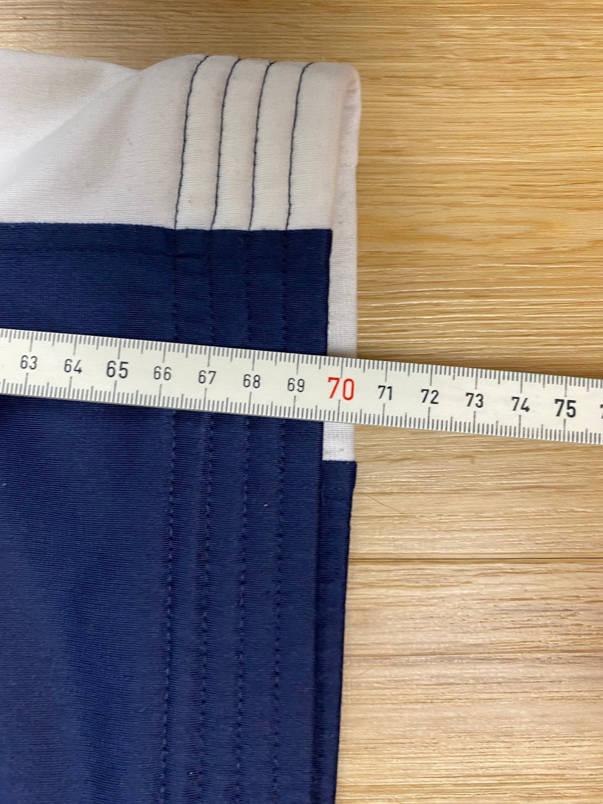 Vintage Champion Trainingsjacke Dunkelblau/Rot M - Klassische und Bequeme Jacke Vintage Klamotten, Secondhand Klamotten, Retro Mode, Nachhaltige Mode, Einzigartige Stücke, Zeitlose Mode, Umweltfreundliche Kleidung, Stilvolle Secondhand Mode, Hochwertige Vintage Kleidung